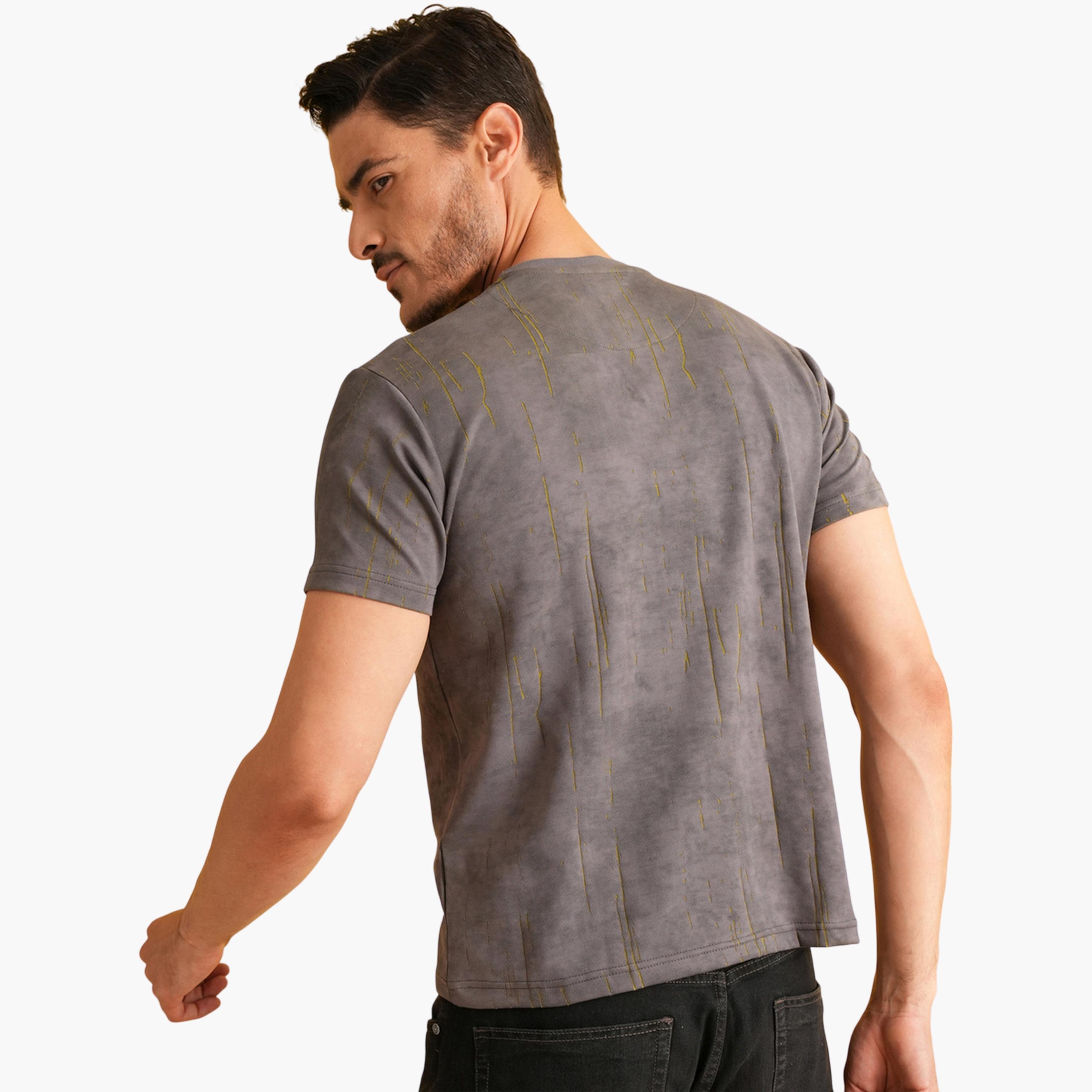 تيشيرت بأكمام قصيرة وياقة دائرية معالج بالغسيل باللون الرمادي-men-clothing-tshirtsandpolos-tshirts-image-5