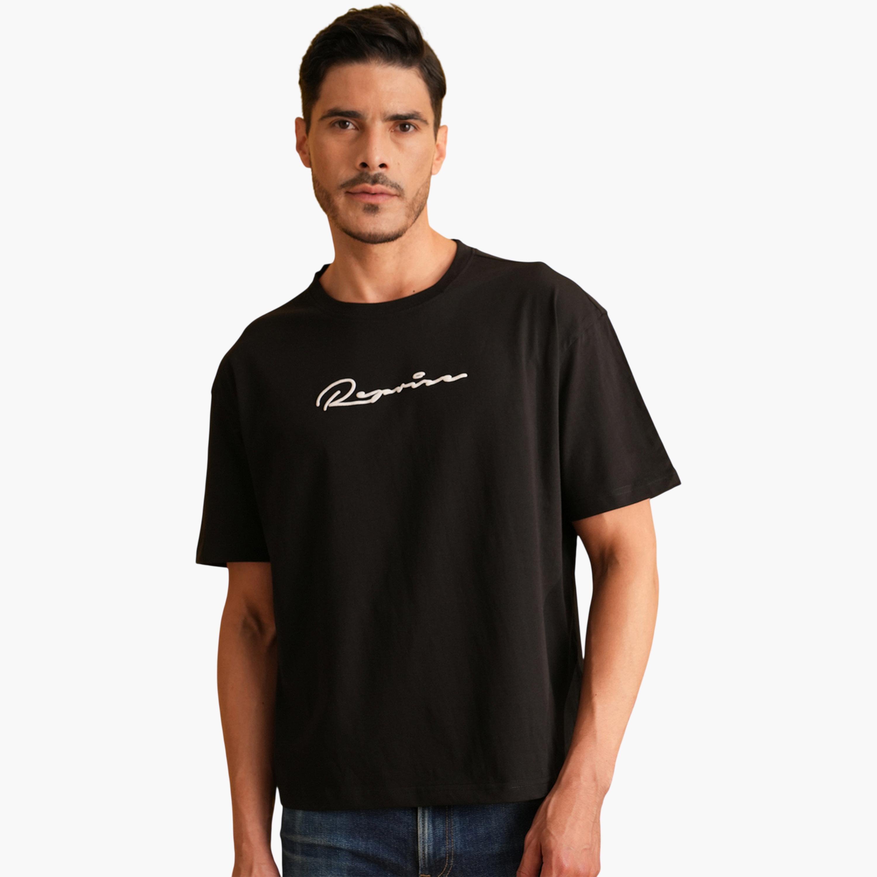 تيشيرت بأكمام قصيرة وياقة دائرية وطبعة رسومات باللون الأسود-men-clothing-tshirtsandpolos-tshirts-image-1