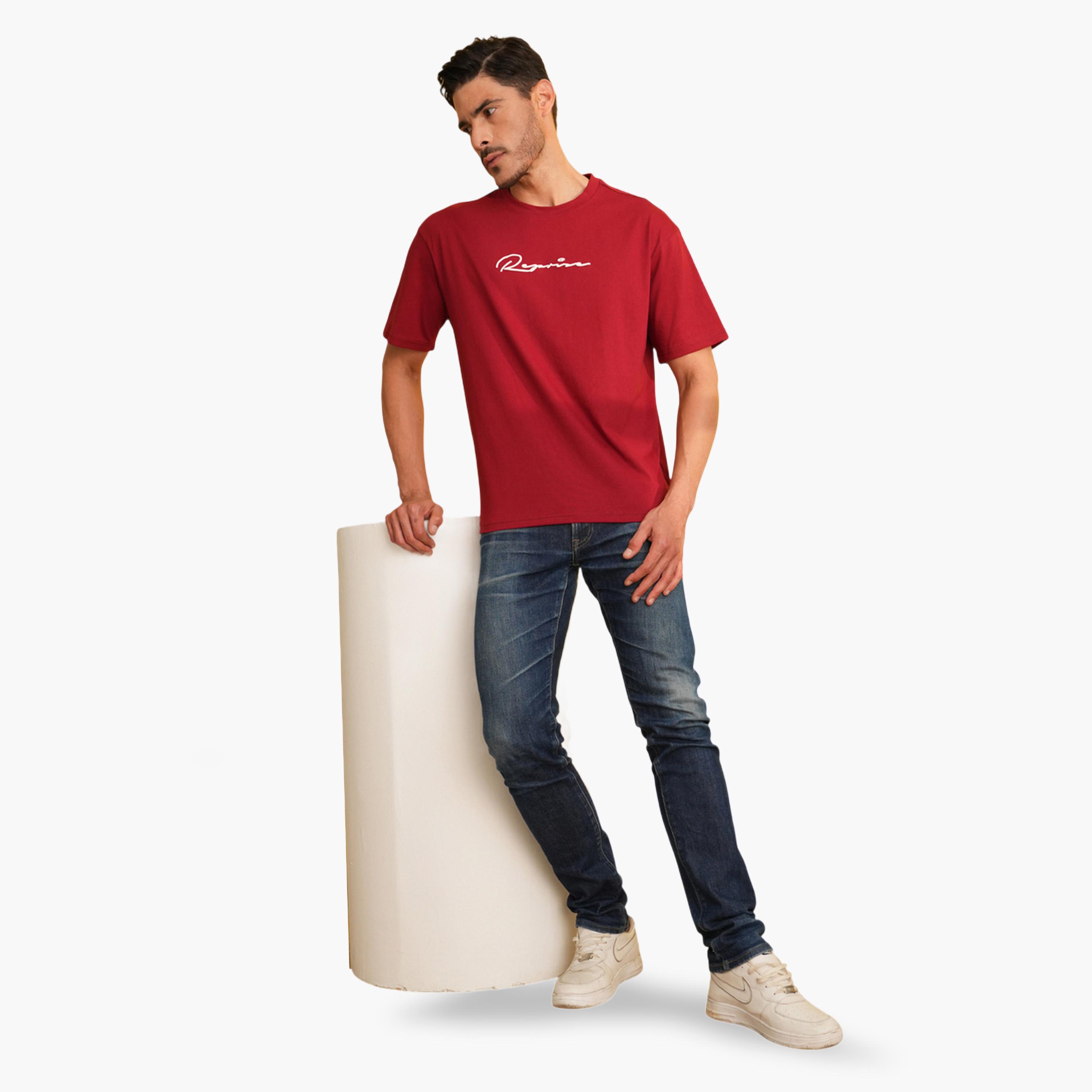 تيشيرت بأكمام قصيرة وياقة دائرية وطبعة رسومات باللون الأحمر-men-clothing-tshirtsandpolos-tshirts-image-6