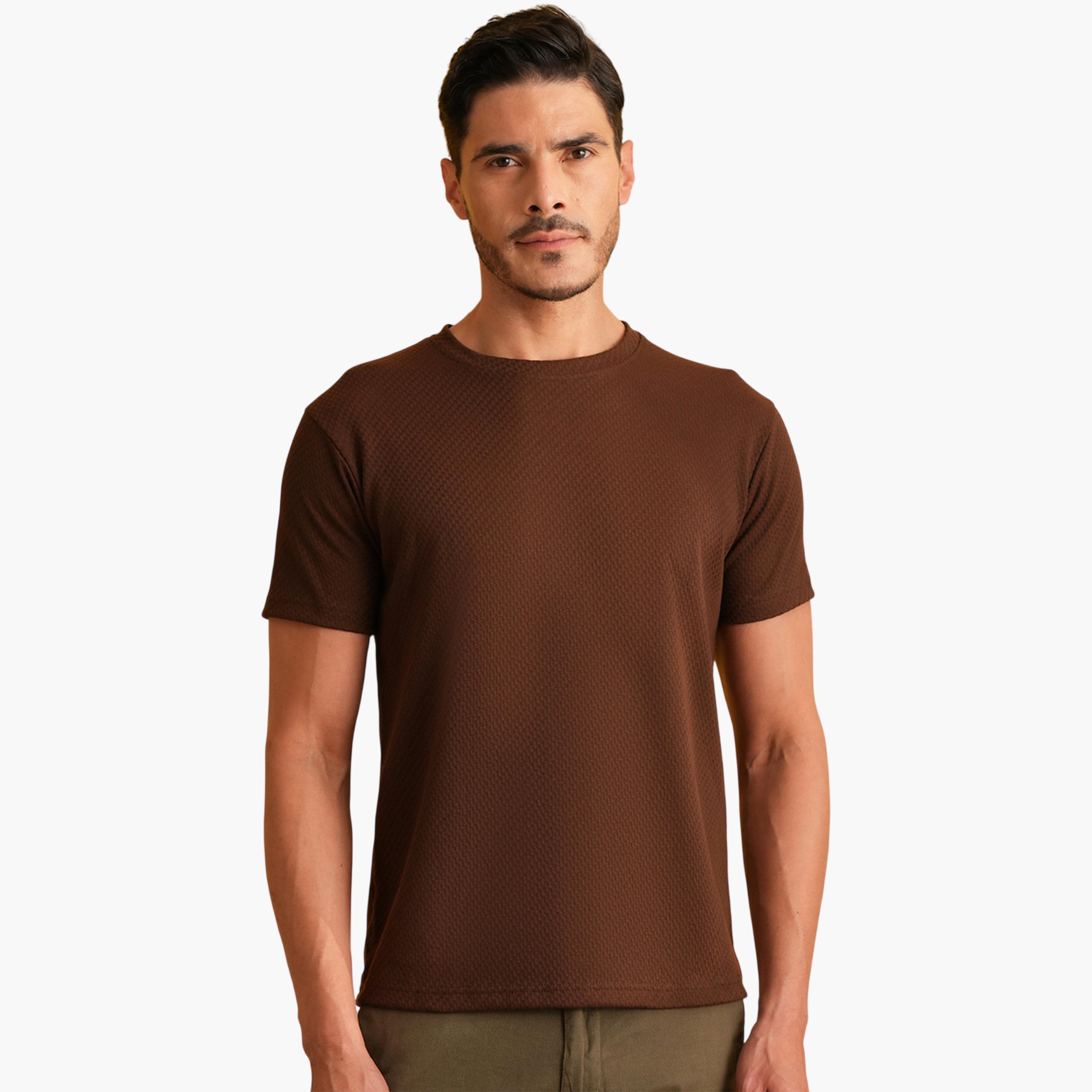 تيشيرت محبوك بتفاصيل مضلعة وياقة دائرية سادة باللون البني-men-clothing-tshirtsandpolos-tshirts-image-1