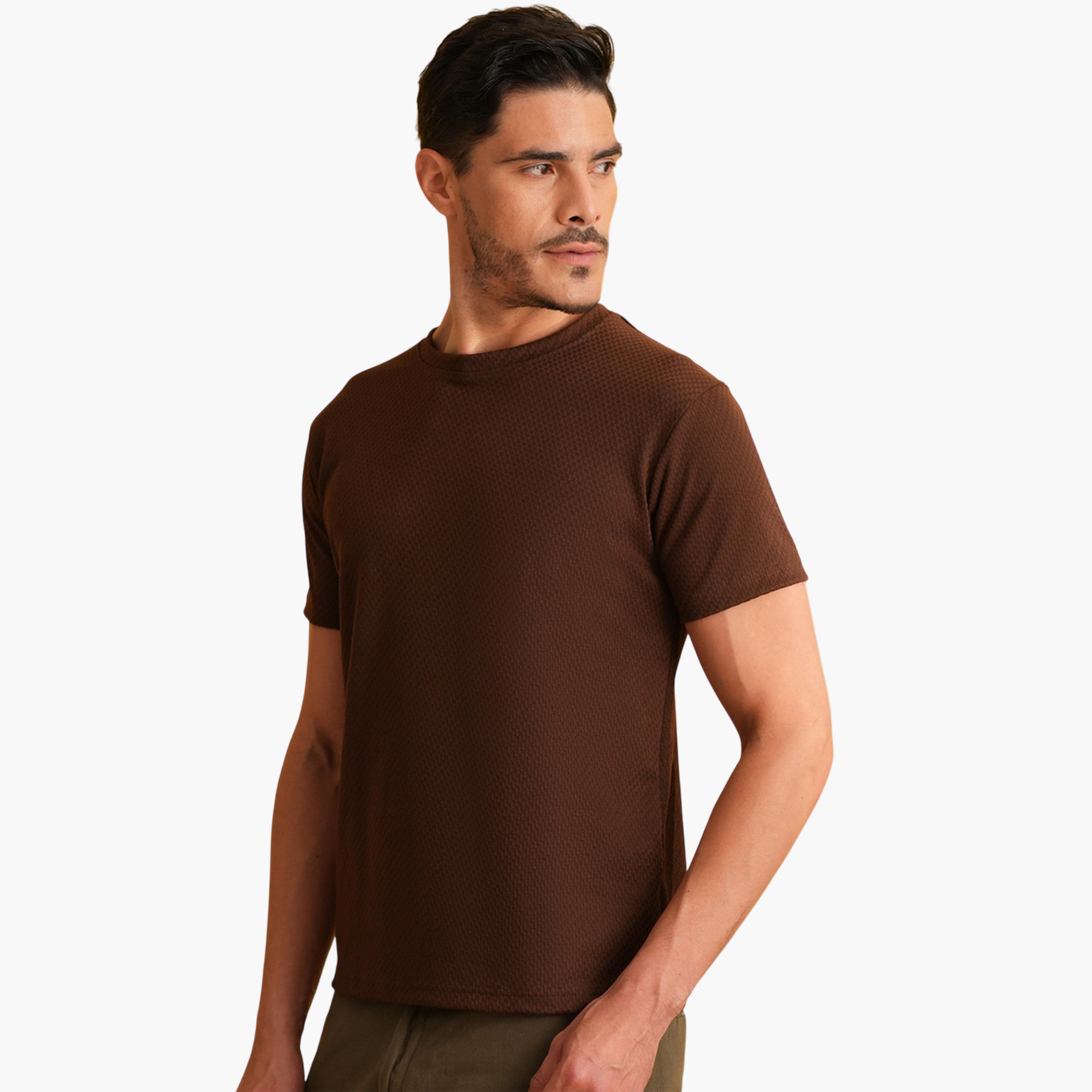 تيشيرت محبوك بتفاصيل مضلعة وياقة دائرية سادة باللون البني-men-clothing-tshirtsandpolos-tshirts-image-6