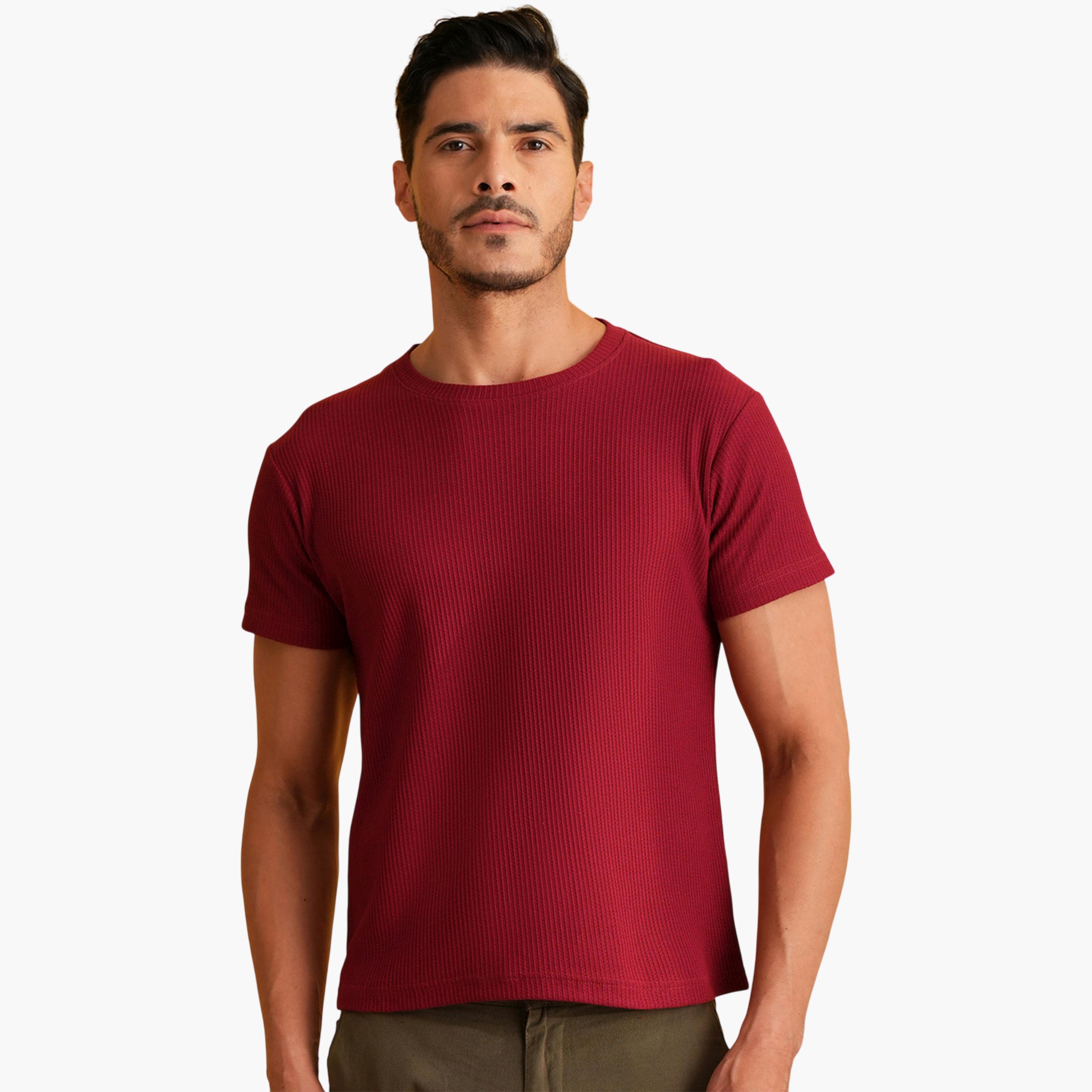 تيشيرت محبوك بتفاصيل مضلعة وياقة دائرية سادة باللون العنابي-men-clothing-tshirtsandpolos-tshirts-image-1