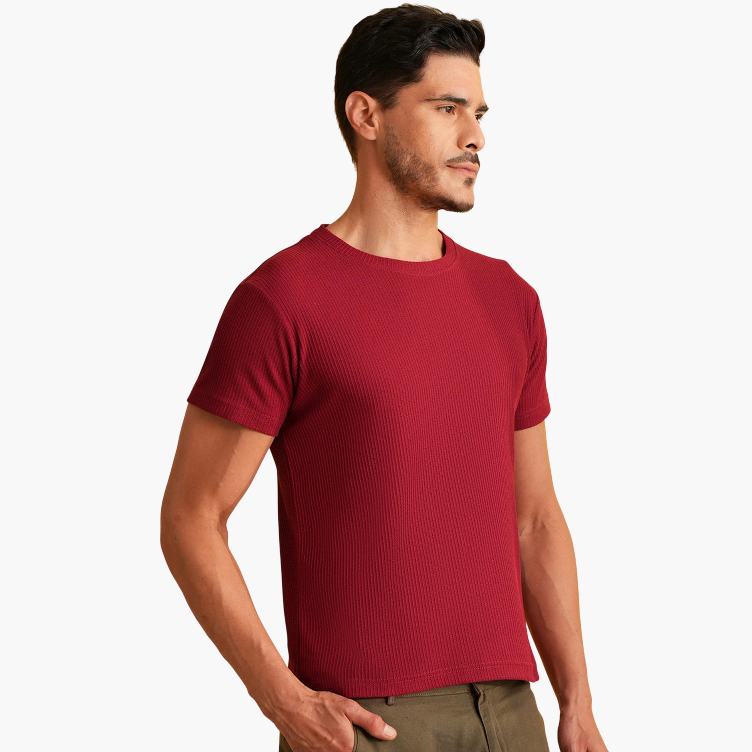 تيشيرت محبوك بتفاصيل مضلعة وياقة دائرية سادة باللون العنابي-men-clothing-tshirtsandpolos-tshirts-image-3
