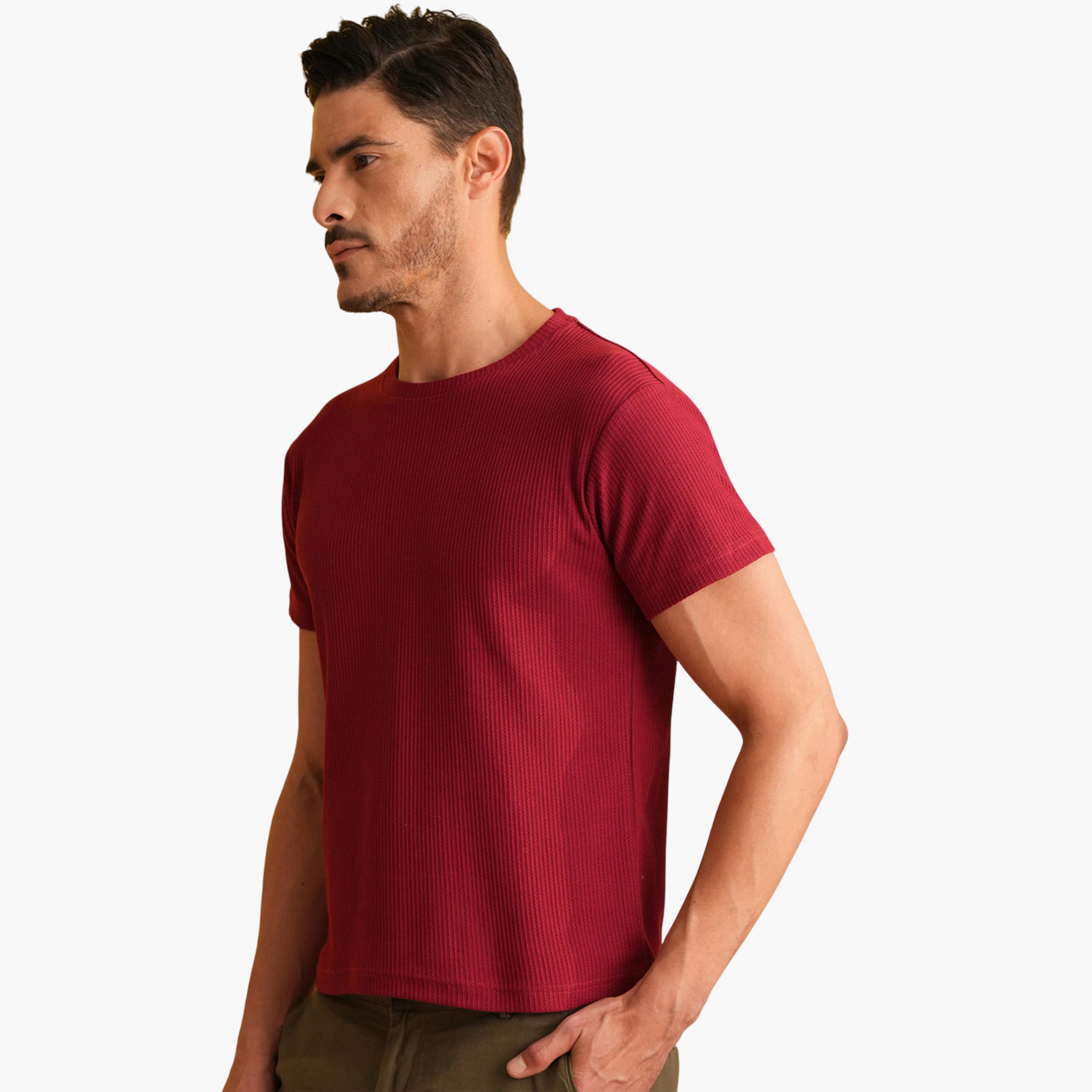 تيشيرت محبوك بتفاصيل مضلعة وياقة دائرية سادة باللون العنابي-men-clothing-tshirtsandpolos-tshirts-image-4