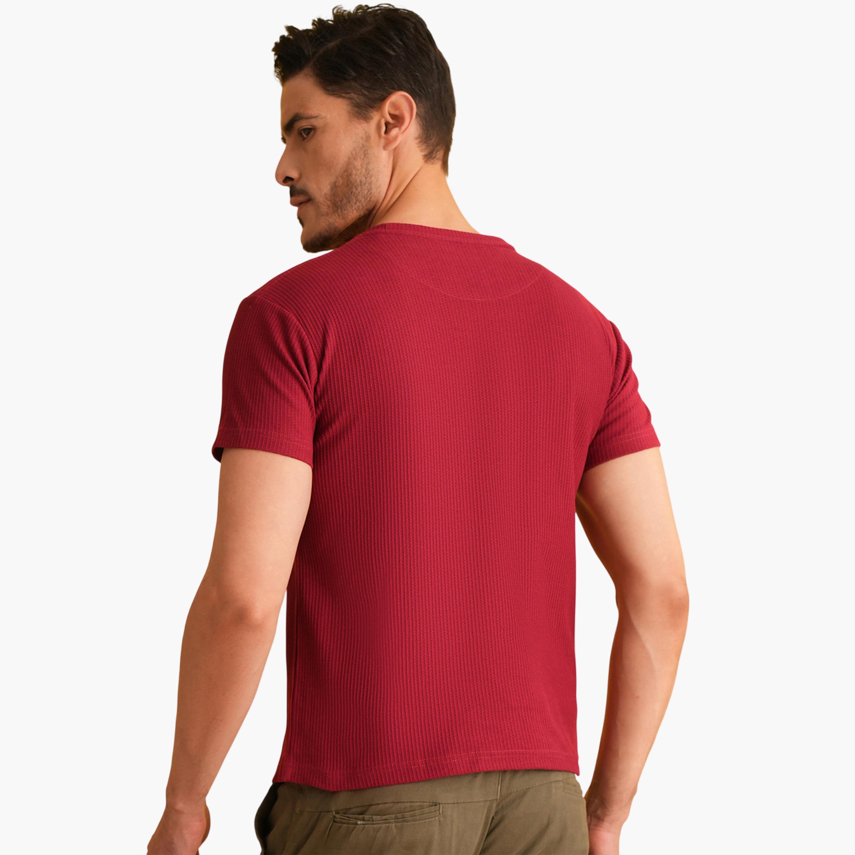 تيشيرت محبوك بتفاصيل مضلعة وياقة دائرية سادة باللون العنابي-men-clothing-tshirtsandpolos-tshirts-image-5