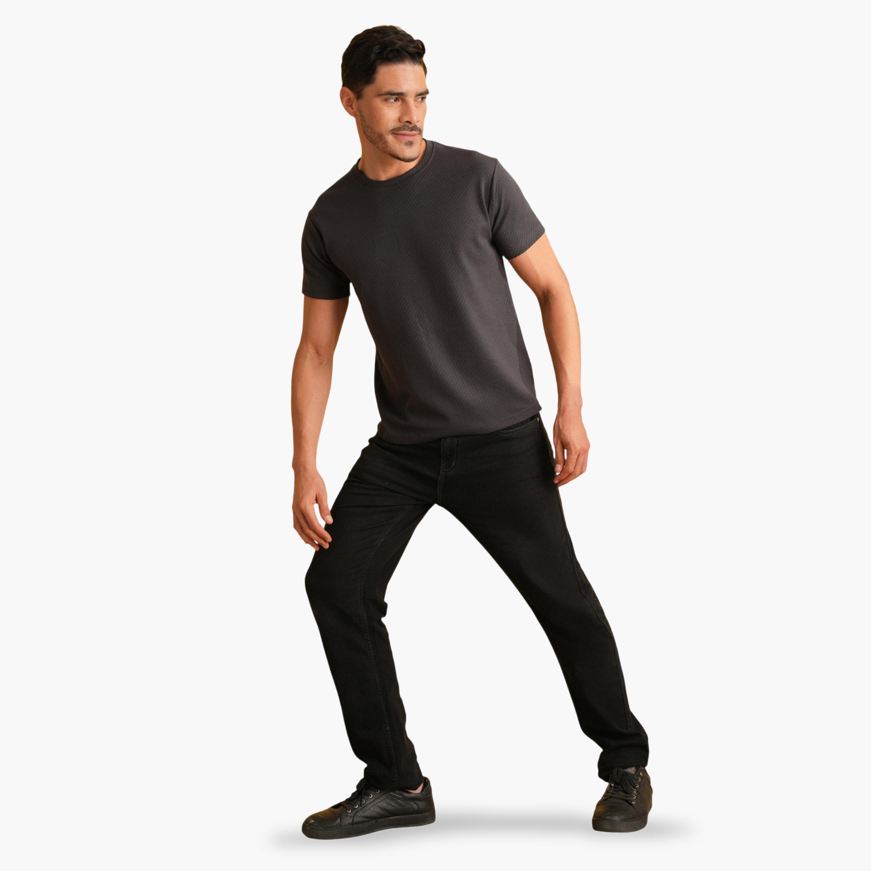 تيشيرت محبوك بتفاصيل مضلعة وياقة دائرية سادة باللون الرمادي-men-clothing-tshirtsandpolos-tshirts-image-2