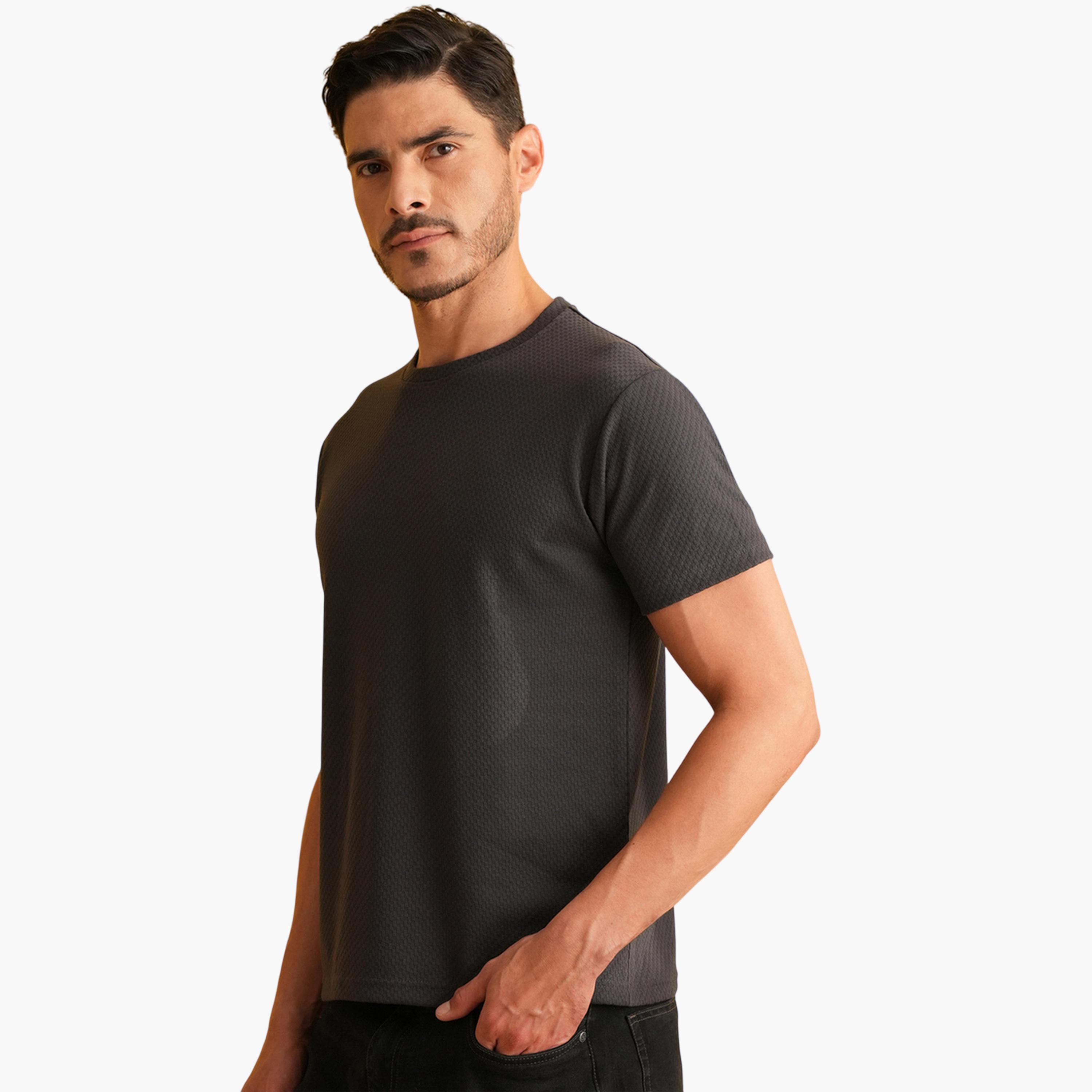تيشيرت محبوك بتفاصيل مضلعة وياقة دائرية سادة باللون الرمادي-men-clothing-tshirtsandpolos-tshirts-image-4