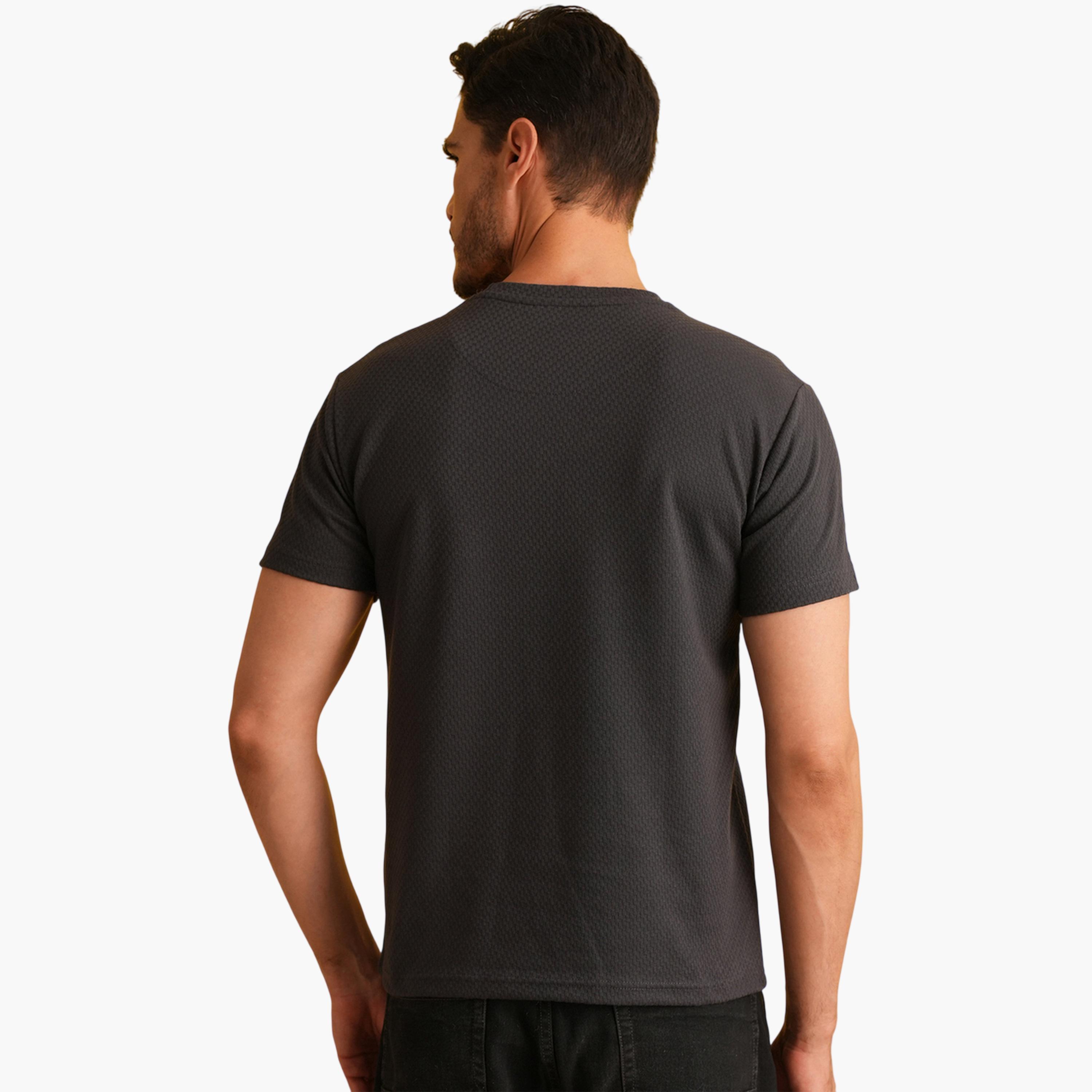 تيشيرت محبوك بتفاصيل مضلعة وياقة دائرية سادة باللون الرمادي-men-clothing-tshirtsandpolos-tshirts-image-5