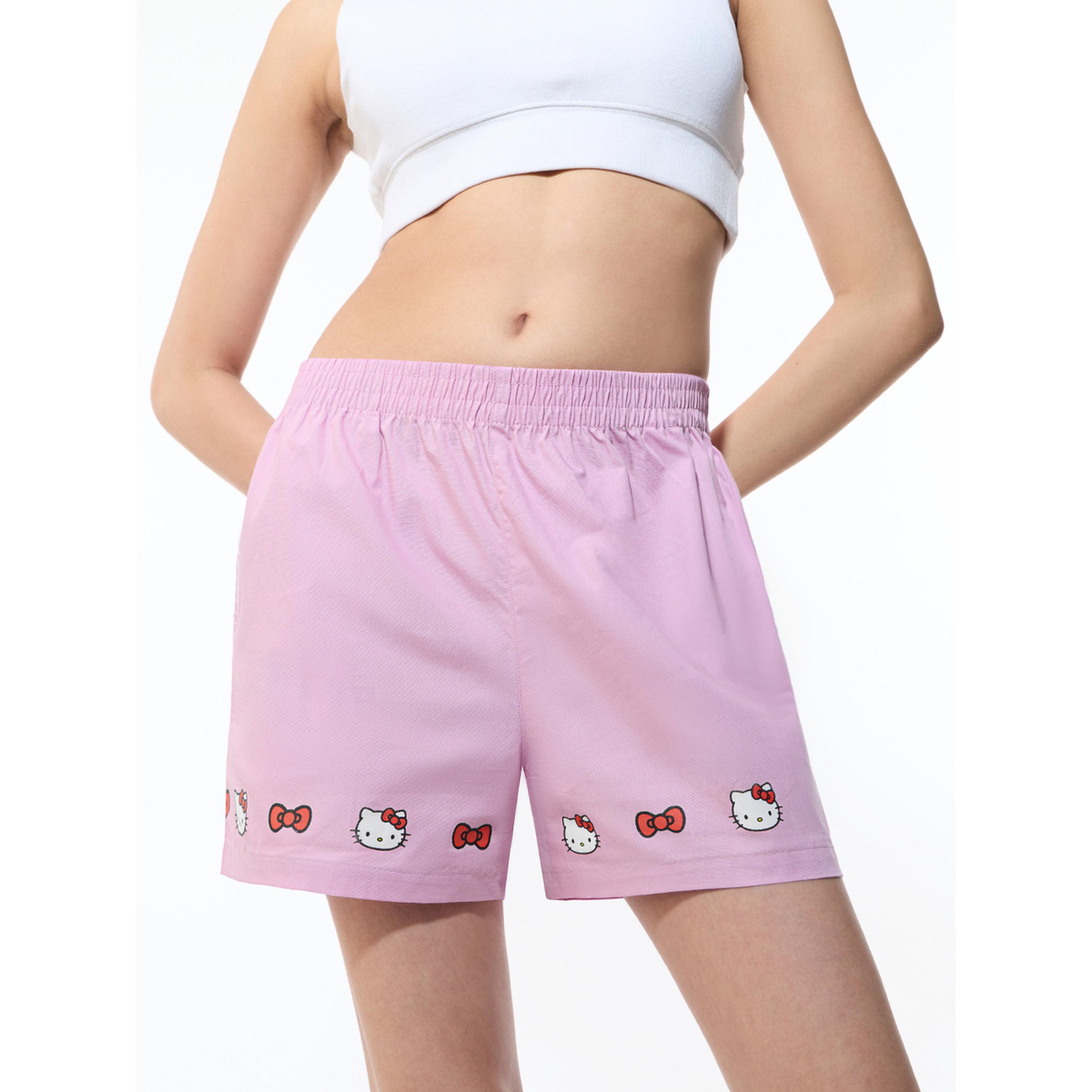 شورت كاجوال وردي بتفاصيل بارزة الملمس وطبعة هيلو كيتي-women-clothing-shorts-image-1