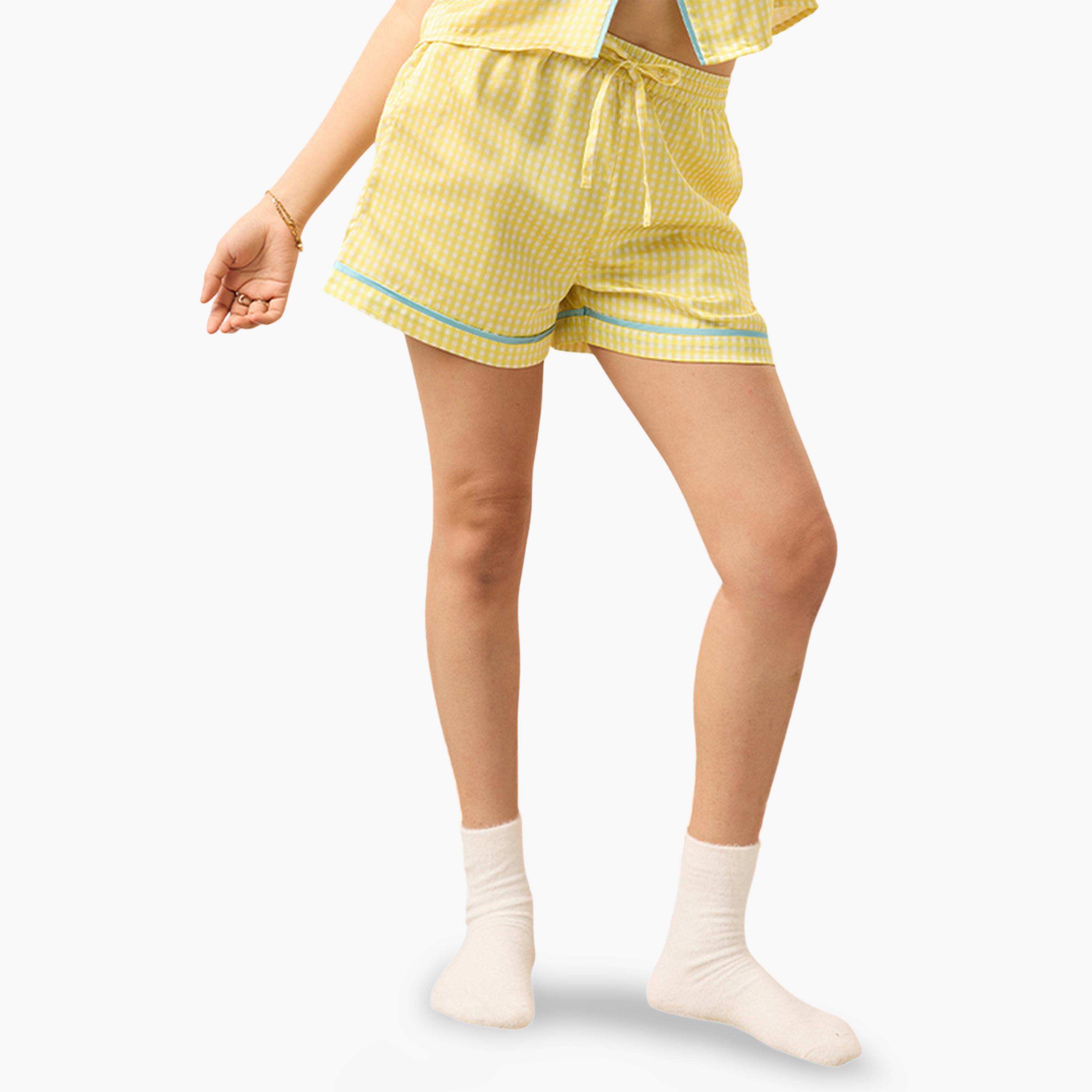شورت أصفر بطبعة مربعات وبرباط-women-clothing-shorts-image-1