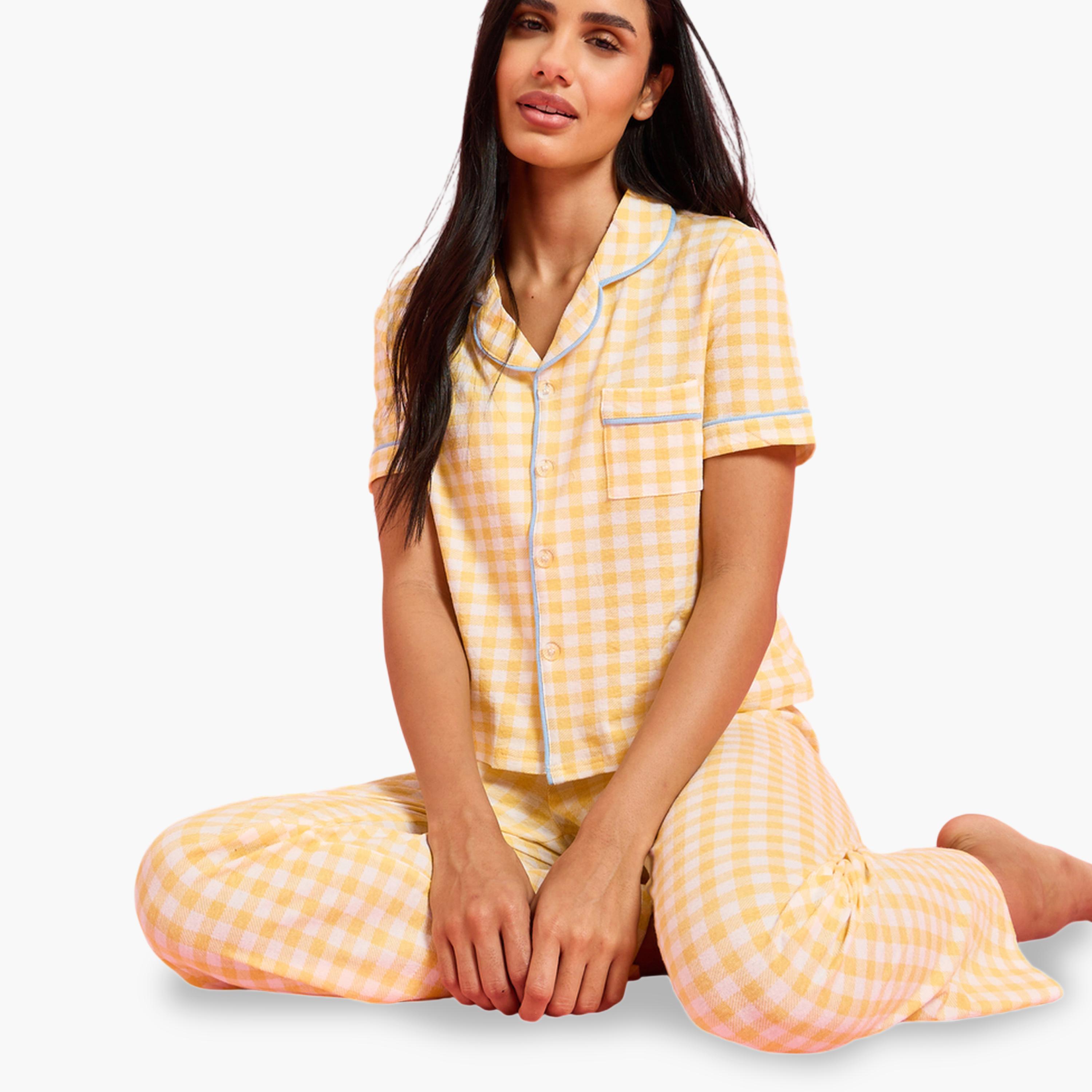 طقم بيجاما من بنطال مستقيم وبلوزة بتفاصيل جيب وطبعة كاروهات باللون الأصفر-women-clothing-nightwear-pyjamas-longsets-image-2