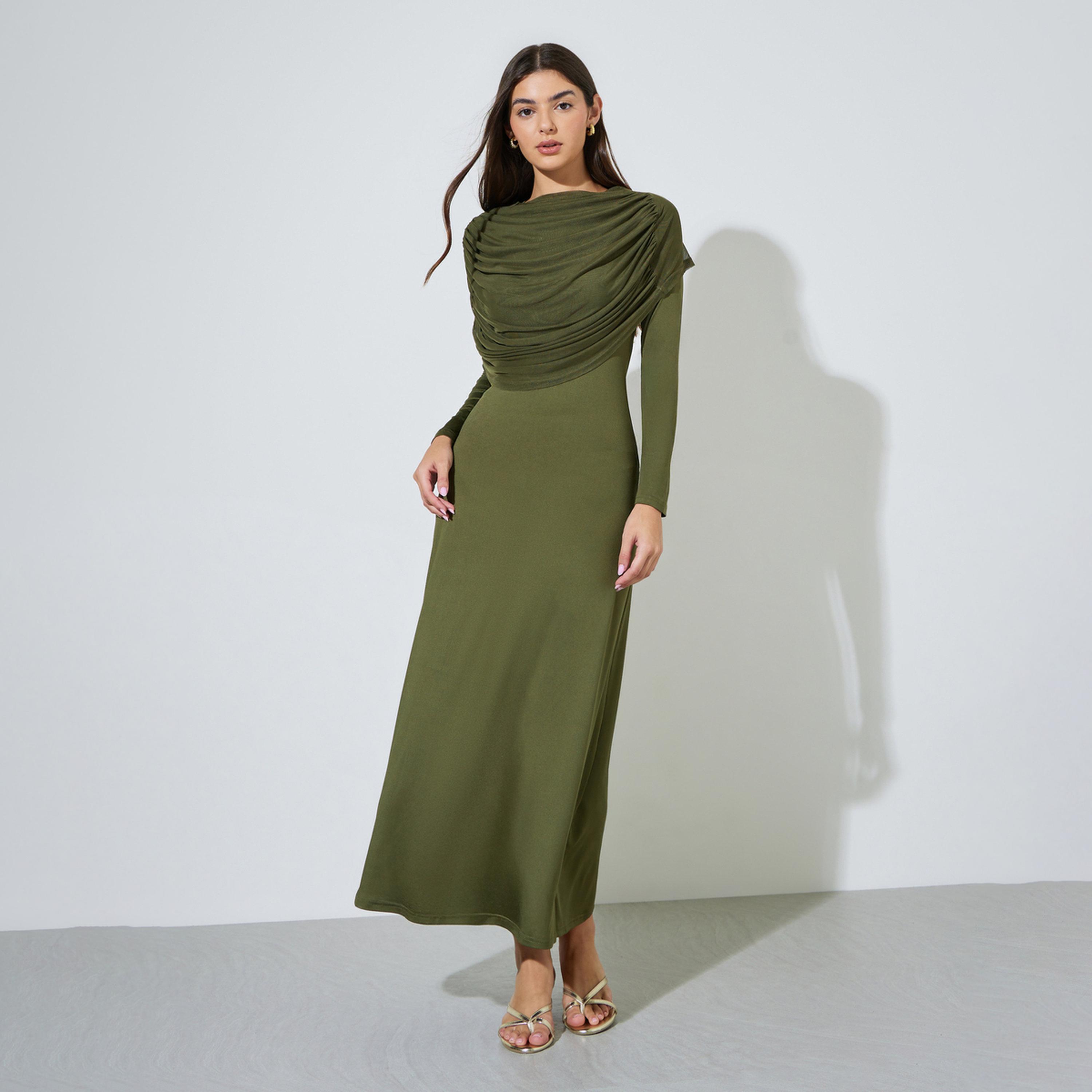 فستان طويل بحافة واسعة وأكمام طويلة وتفاصيل ثنيات بلون أخضر سادة-women-clothing-dresses-image-1