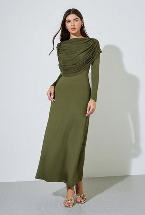 فستان طويل بحافة واسعة وأكمام طويلة وتفاصيل ثنيات بلون أخضر سادة-women-clothing-image-1
