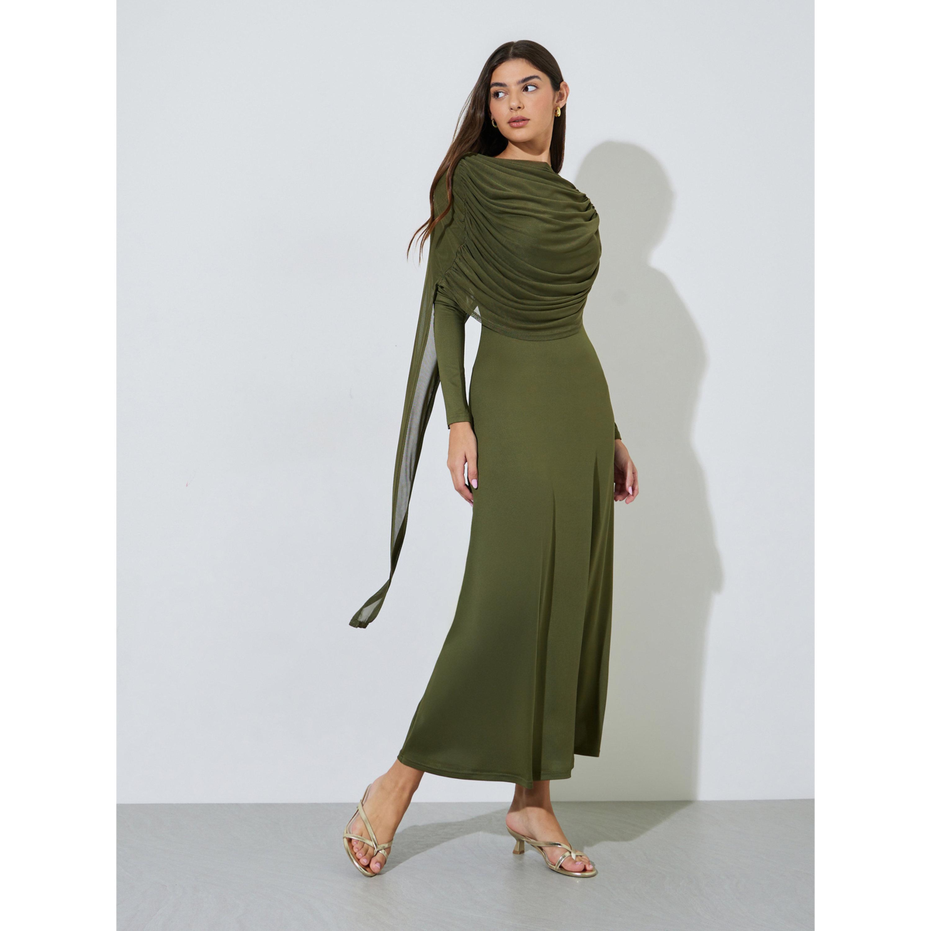 فستان طويل بحافة واسعة وأكمام طويلة وتفاصيل ثنيات بلون أخضر سادة-women-clothing-dresses-image-2