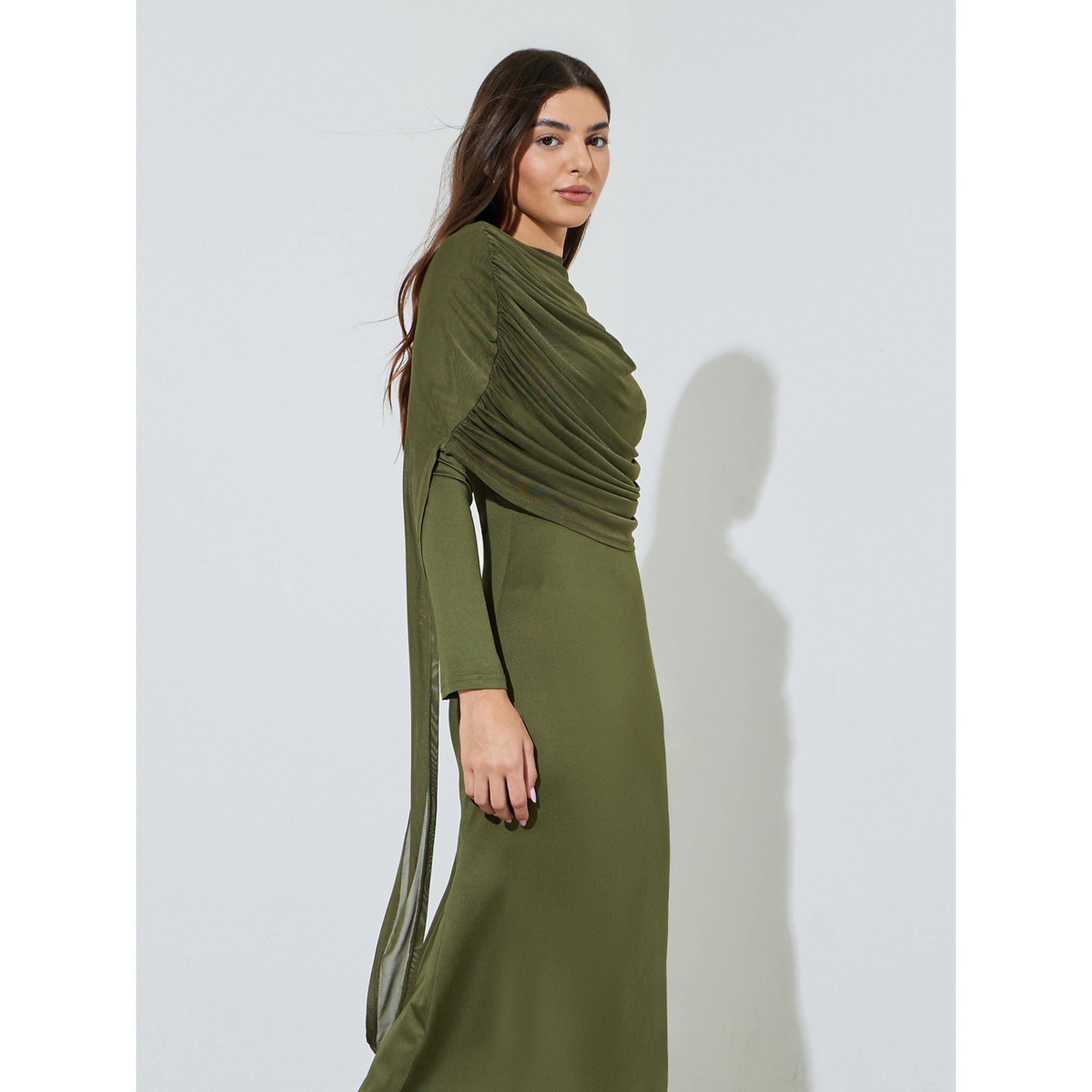 فستان طويل بحافة واسعة وأكمام طويلة وتفاصيل ثنيات بلون أخضر سادة-women-clothing-dresses-image-3