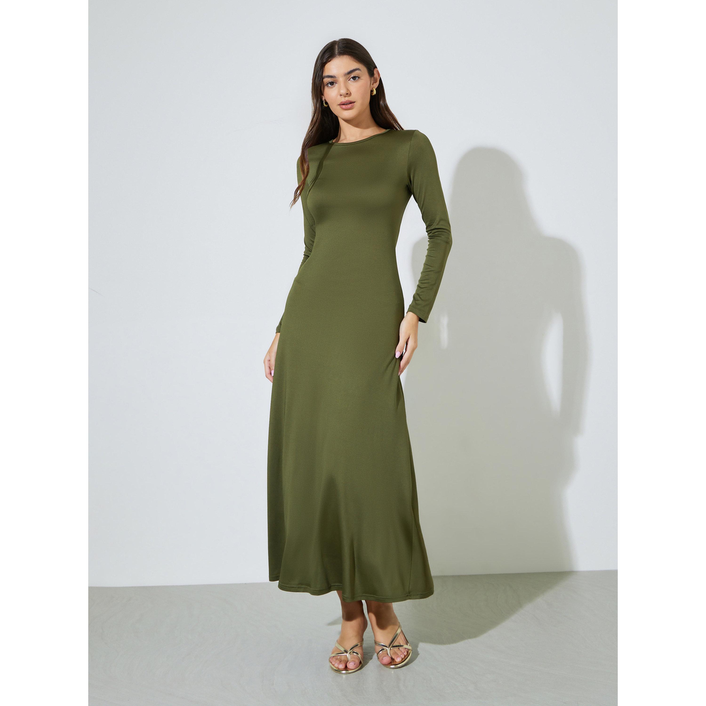 فستان طويل بحافة واسعة وأكمام طويلة وتفاصيل ثنيات بلون أخضر سادة-women-clothing-dresses-image-4