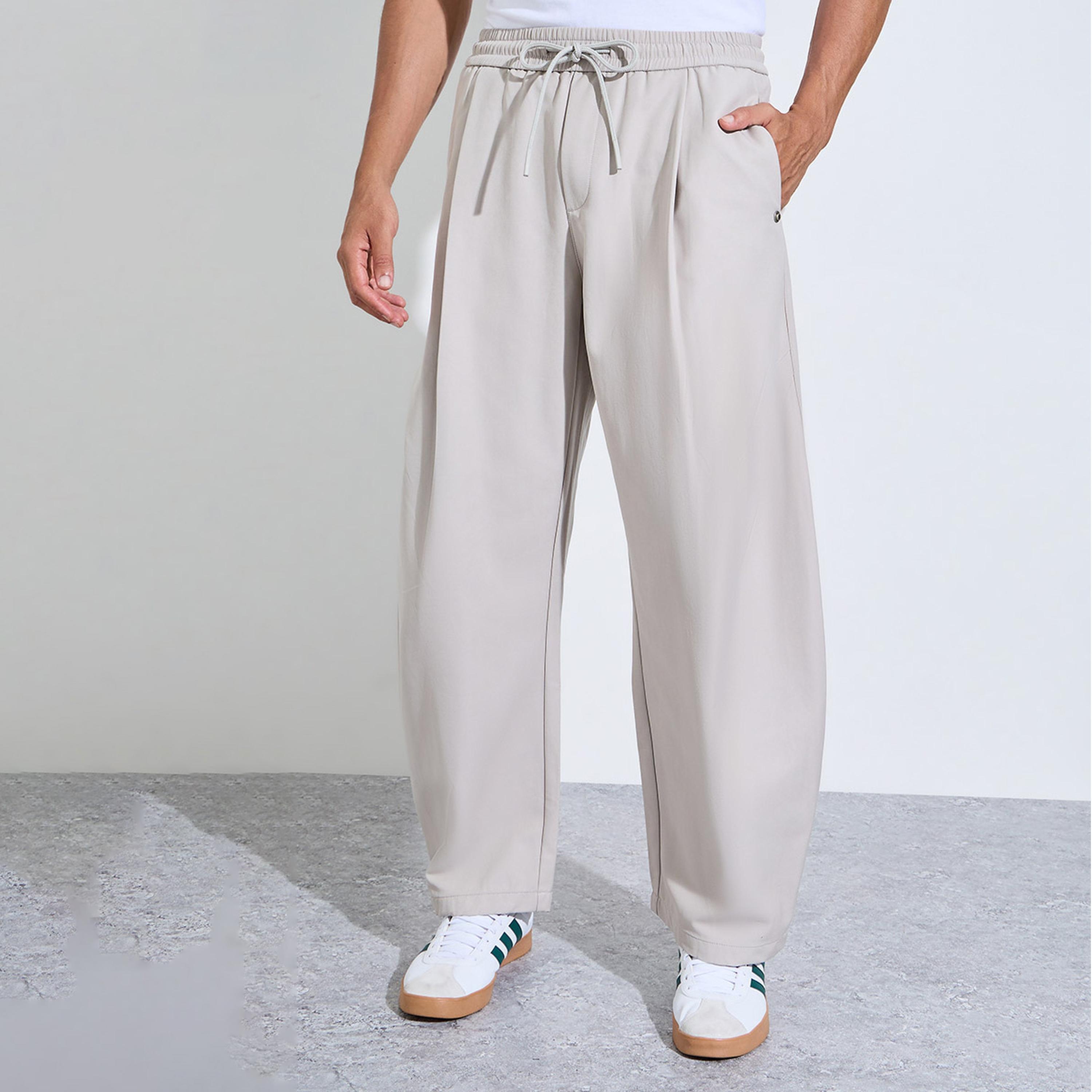 جوغر بأرجل واسعة وتفاصيل جيوب بلون سادة-men-clothing-joggers-image-1