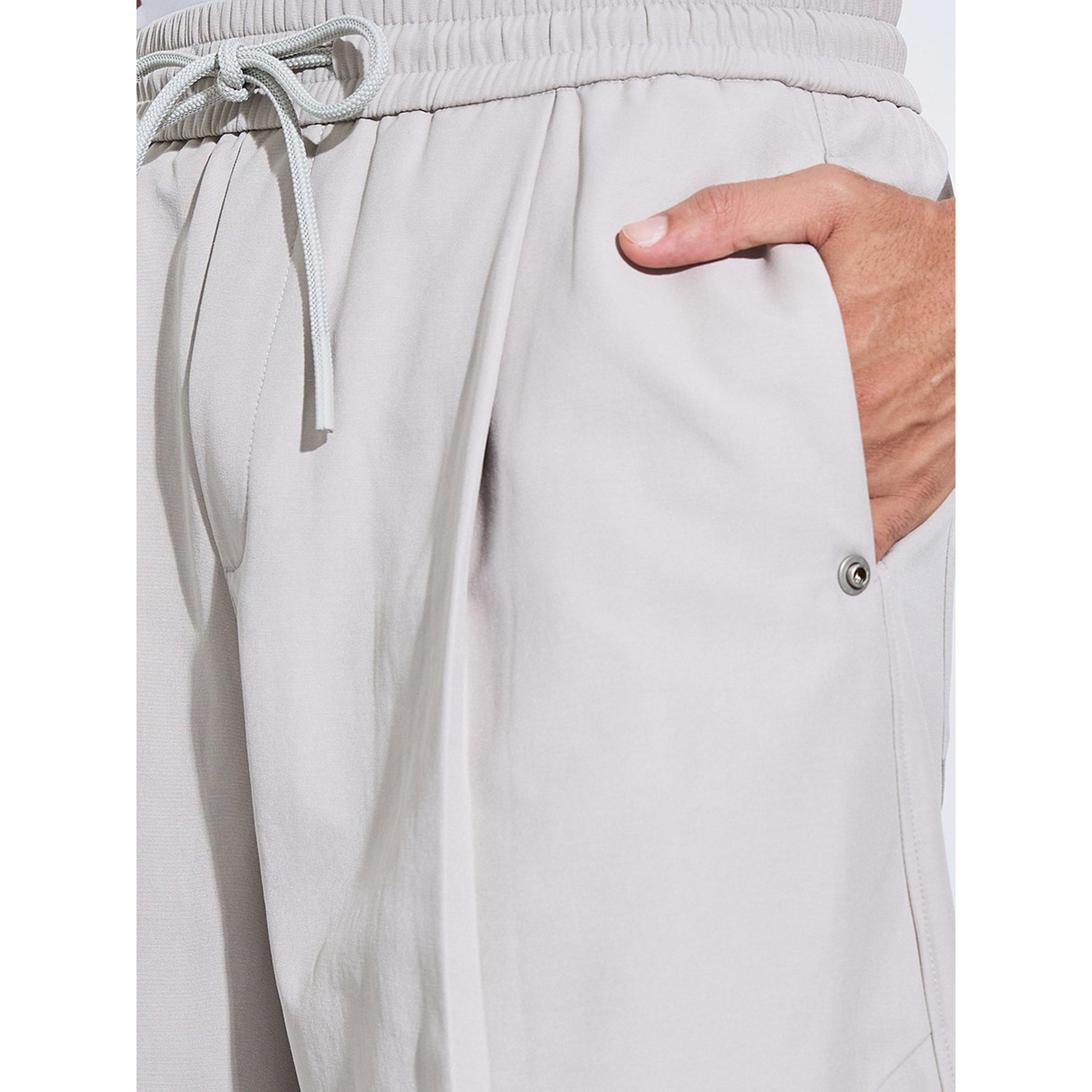 جوغر بأرجل واسعة وتفاصيل جيوب بلون سادة-men-clothing-joggers-image-3