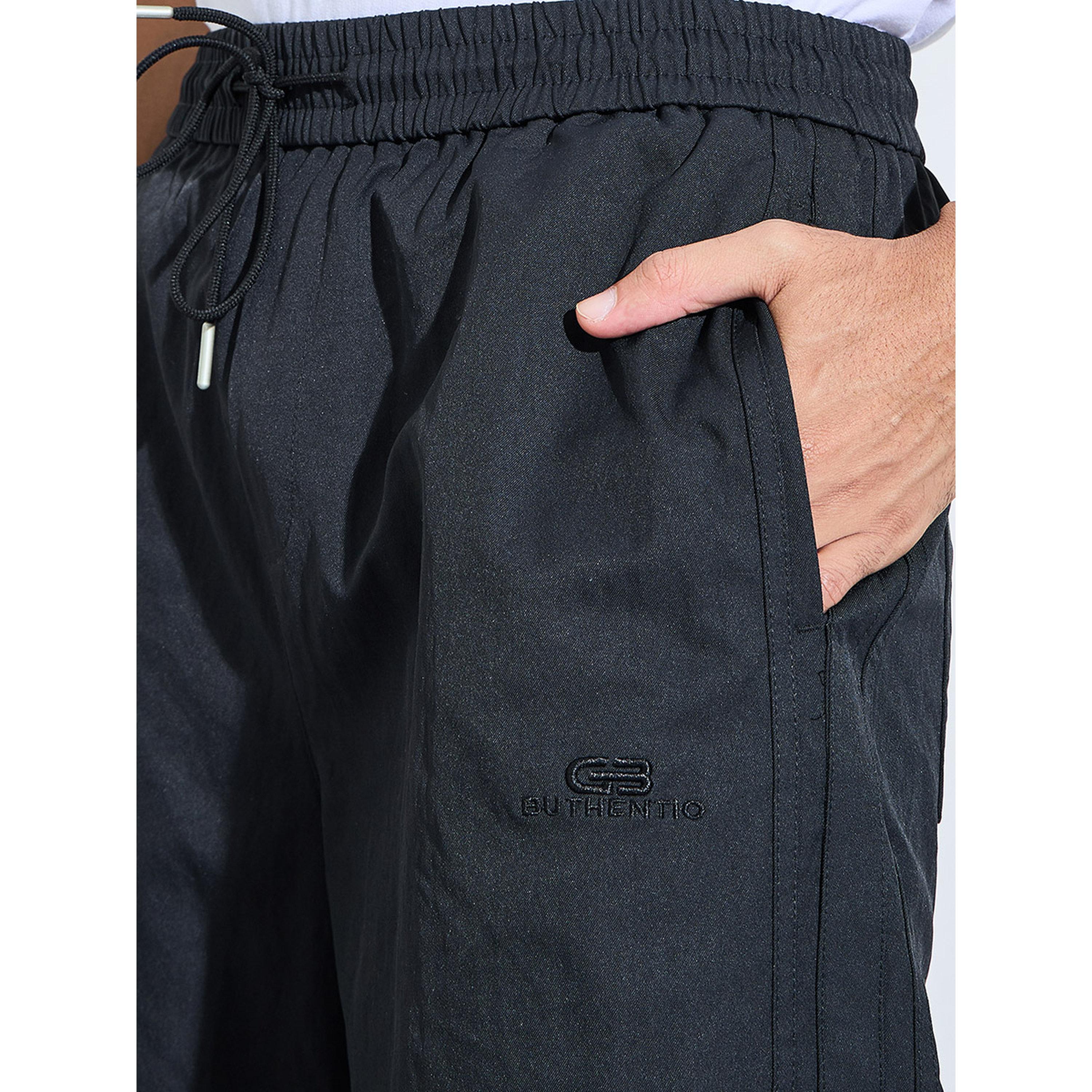 جوغر بأرجل واسعة ورباط ومطرز بالشعار-men-clothing-joggers-image-3