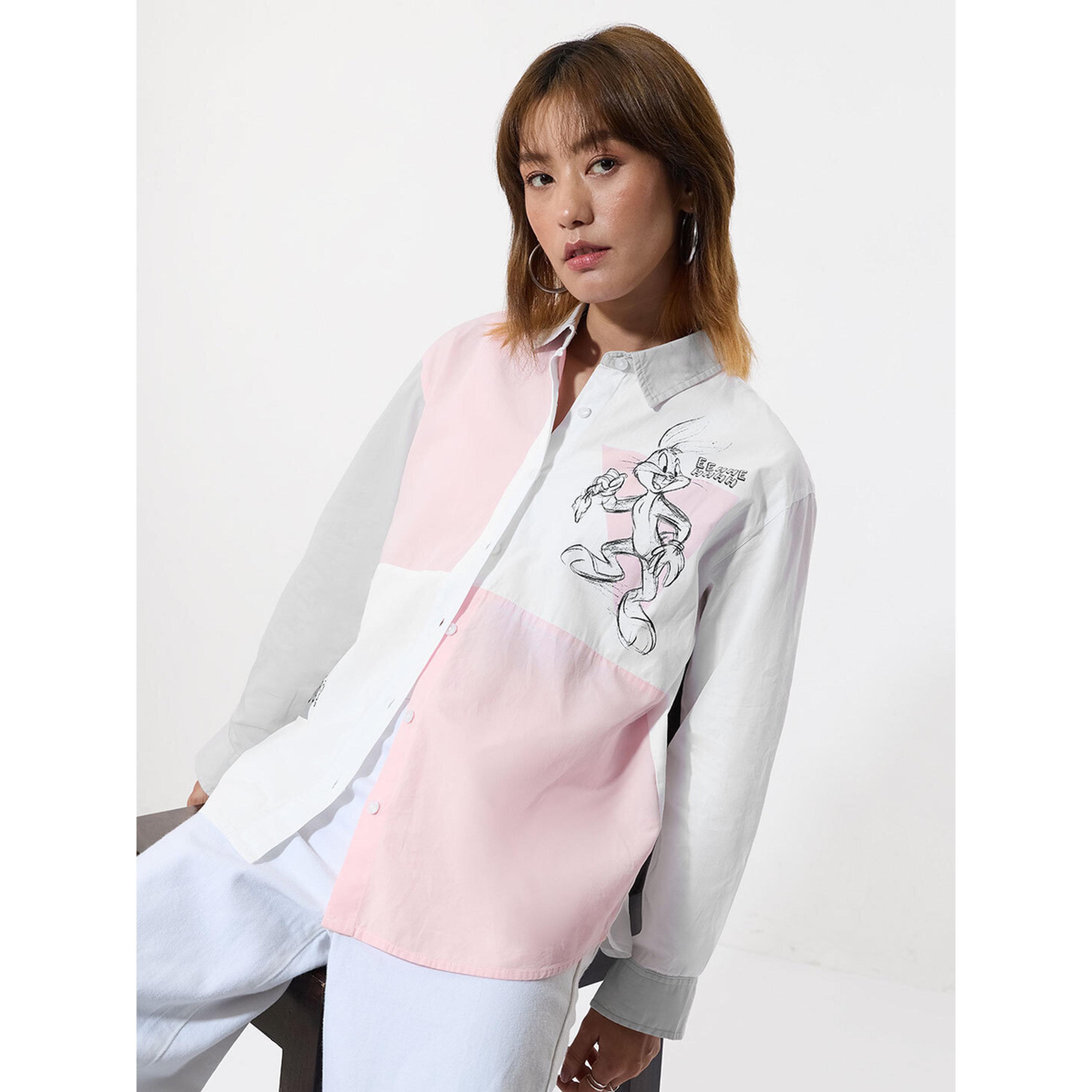 بلوزة واسعة بيضاء بأكمام طويلة وطبعة باجز بني-women-clothing-shirtsandblouses-shirts-image-1