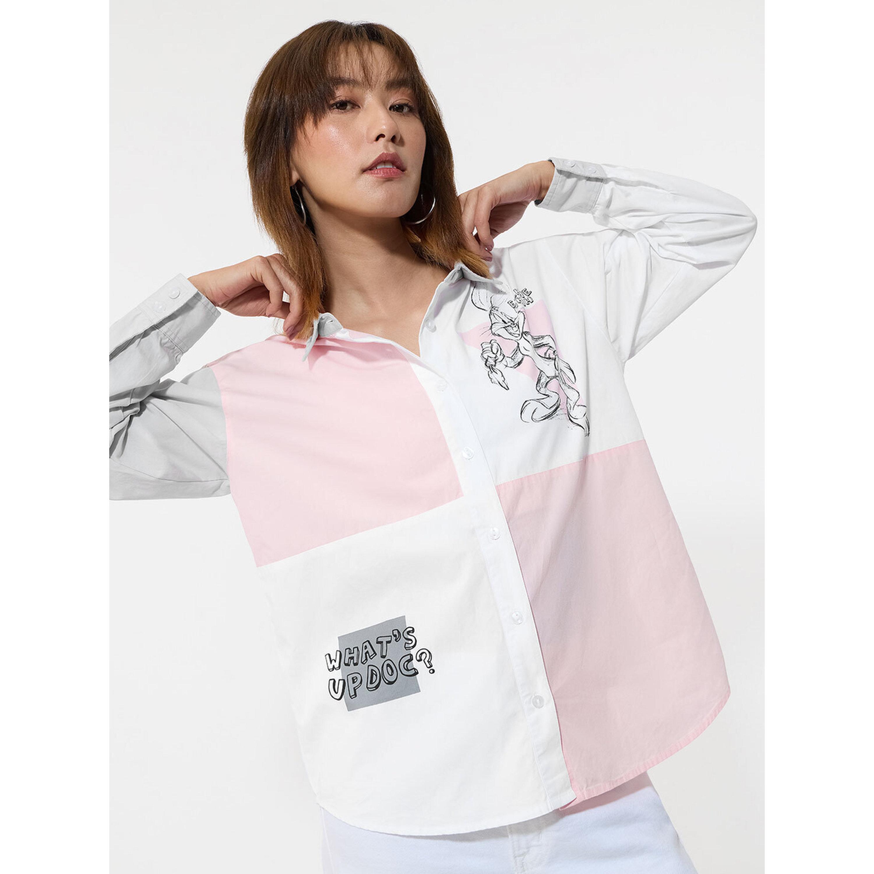 بلوزة واسعة بيضاء بأكمام طويلة وطبعة باجز بني-women-clothing-shirtsandblouses-shirts-image-2
