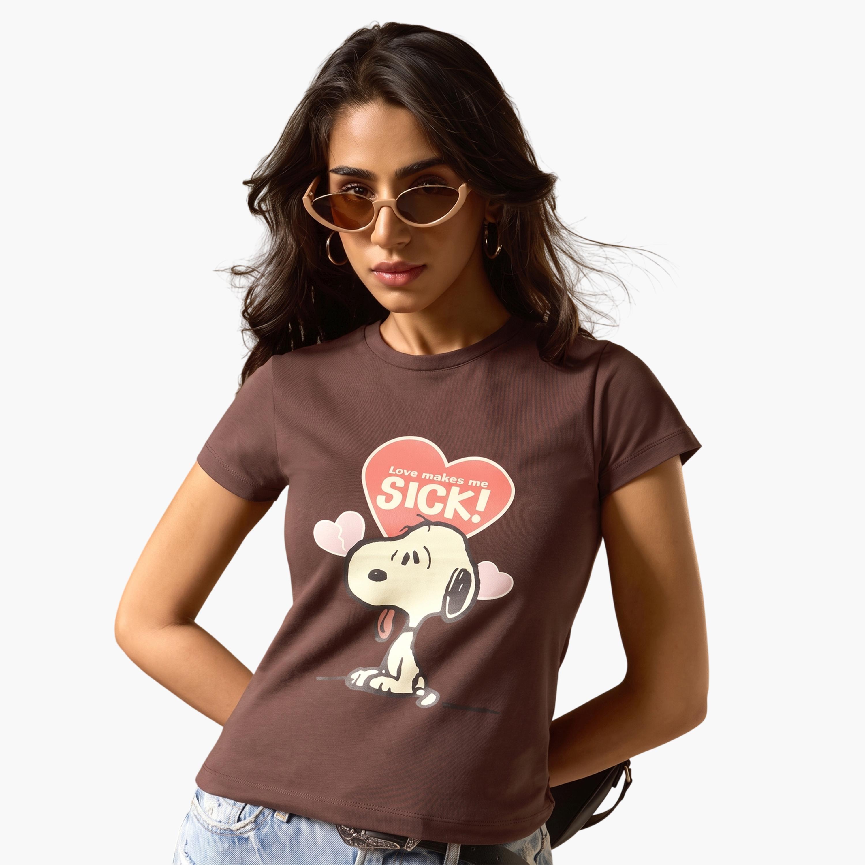 تيشيرت بني بقصة ضيقة وطبعة جرافيك بيناتس-women-clothing-tshirts-image-1