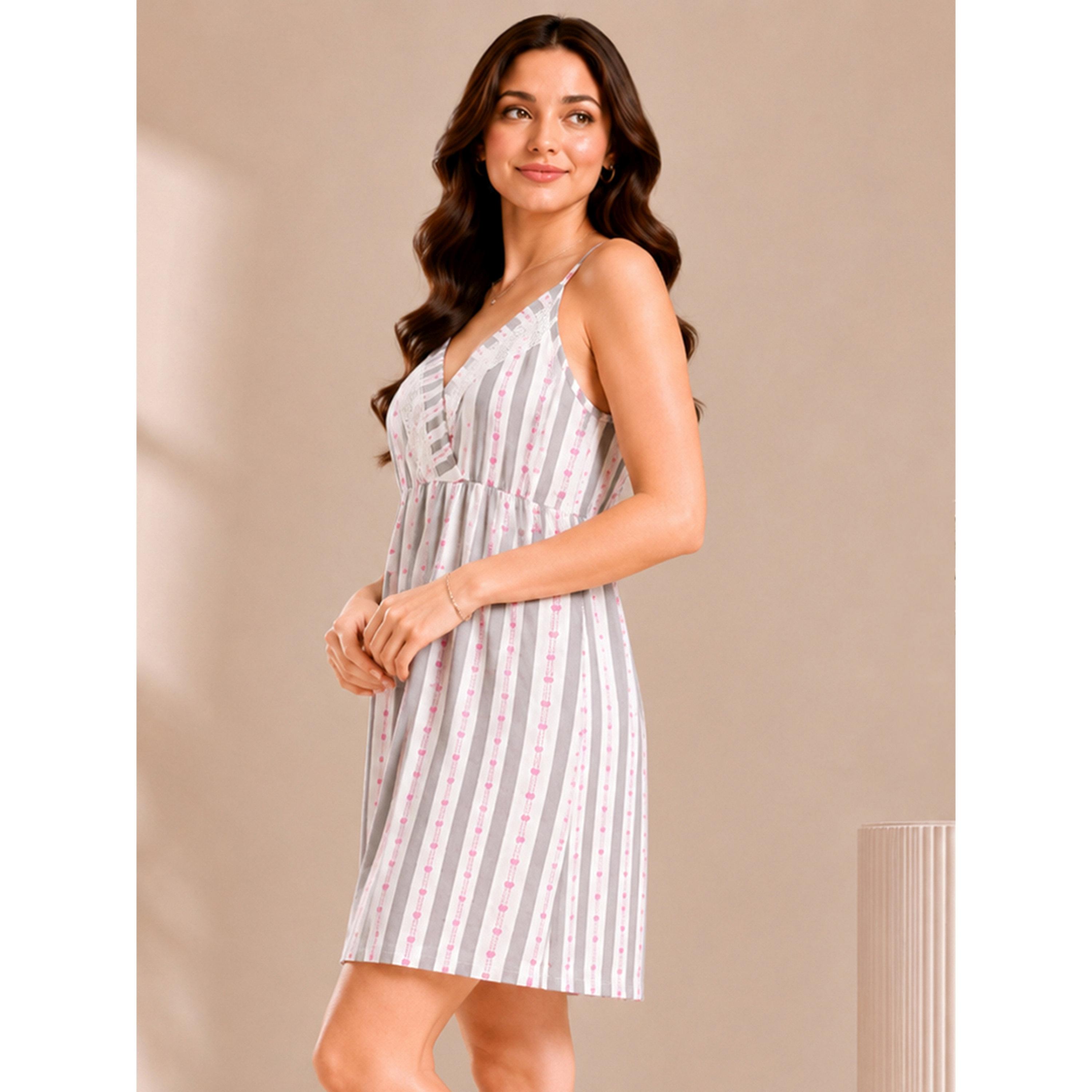 طقم منسق من روب وقميص نوم رايون مطبوع باللون الأبيض-women-clothing-nightwear-robes-image-4
