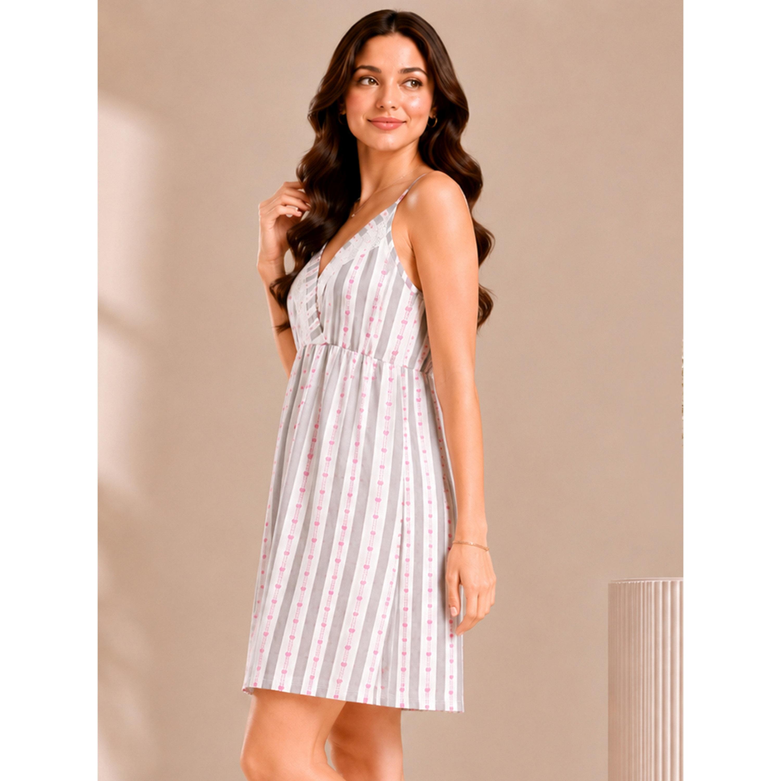 طقم منسق من روب وقميص نوم رايون مطبوع باللون الأبيض-women-clothing-nightwear-robes-image-5