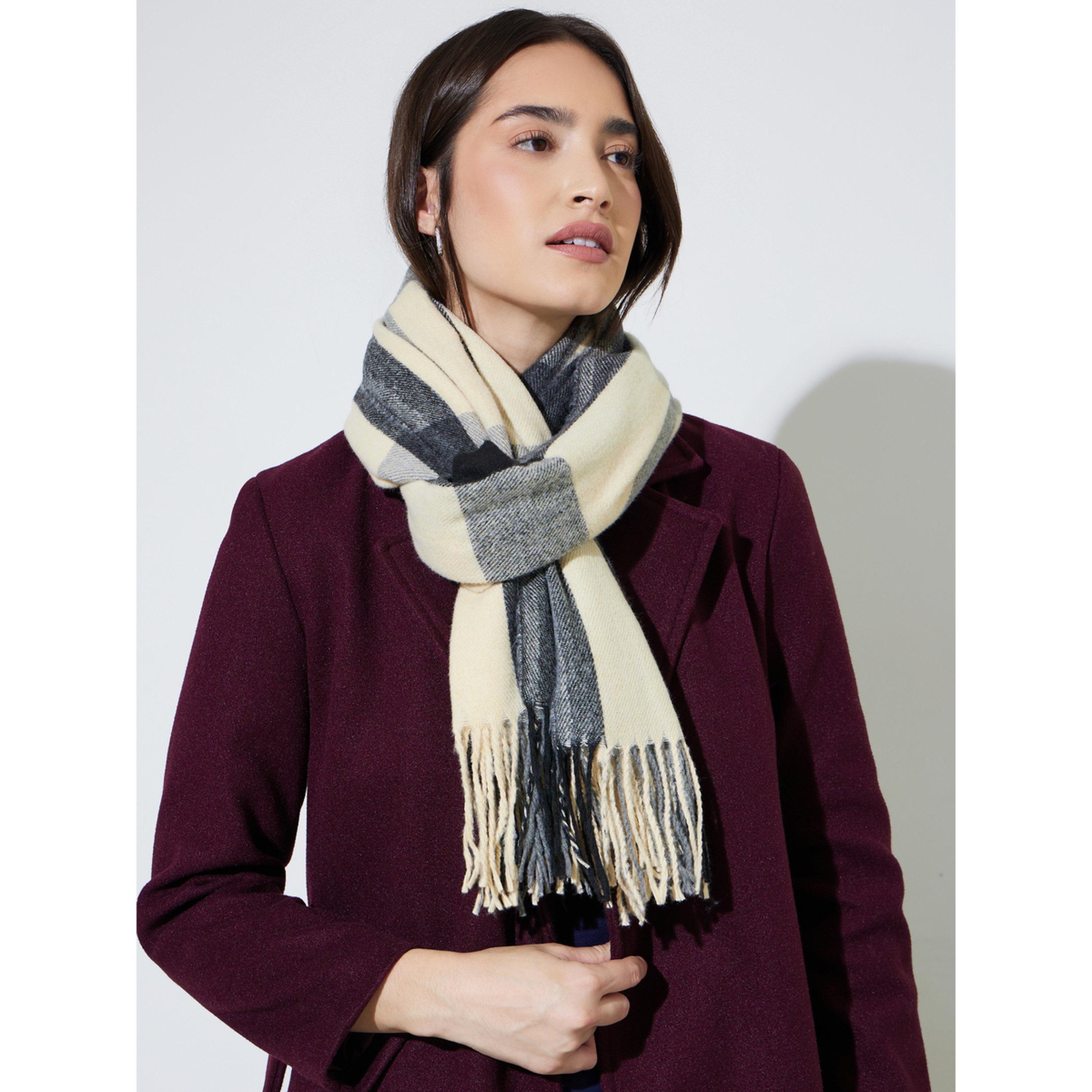 وشاح بتفاصيل شرابات ونمط مربعات رمادي-women-clothingaccessories-scarves-image-2