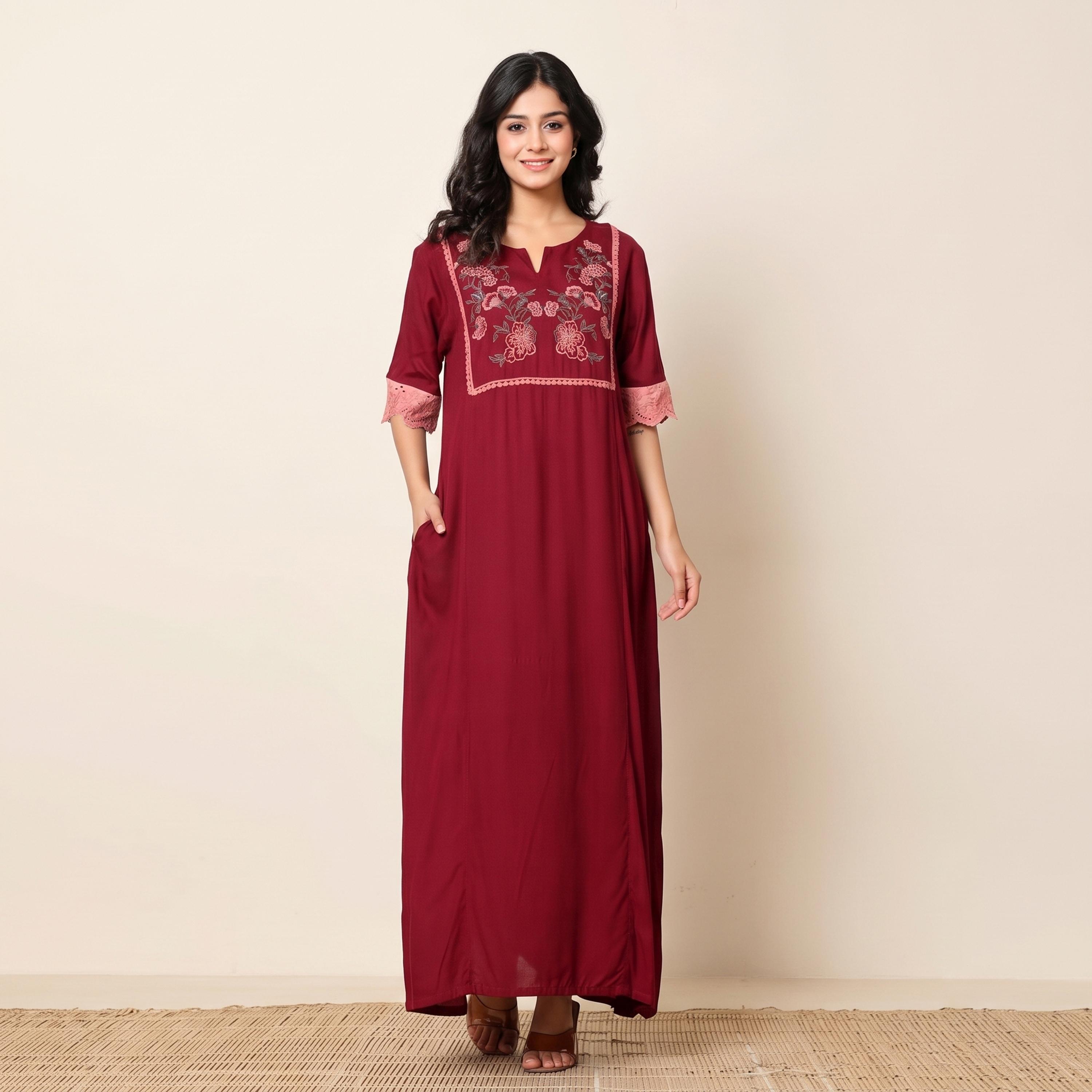 قميص نوم قطن بأكمام قصيرة ومطرز بأزهار بلون مارون-women-clothing-nightwear-nighties-image-1