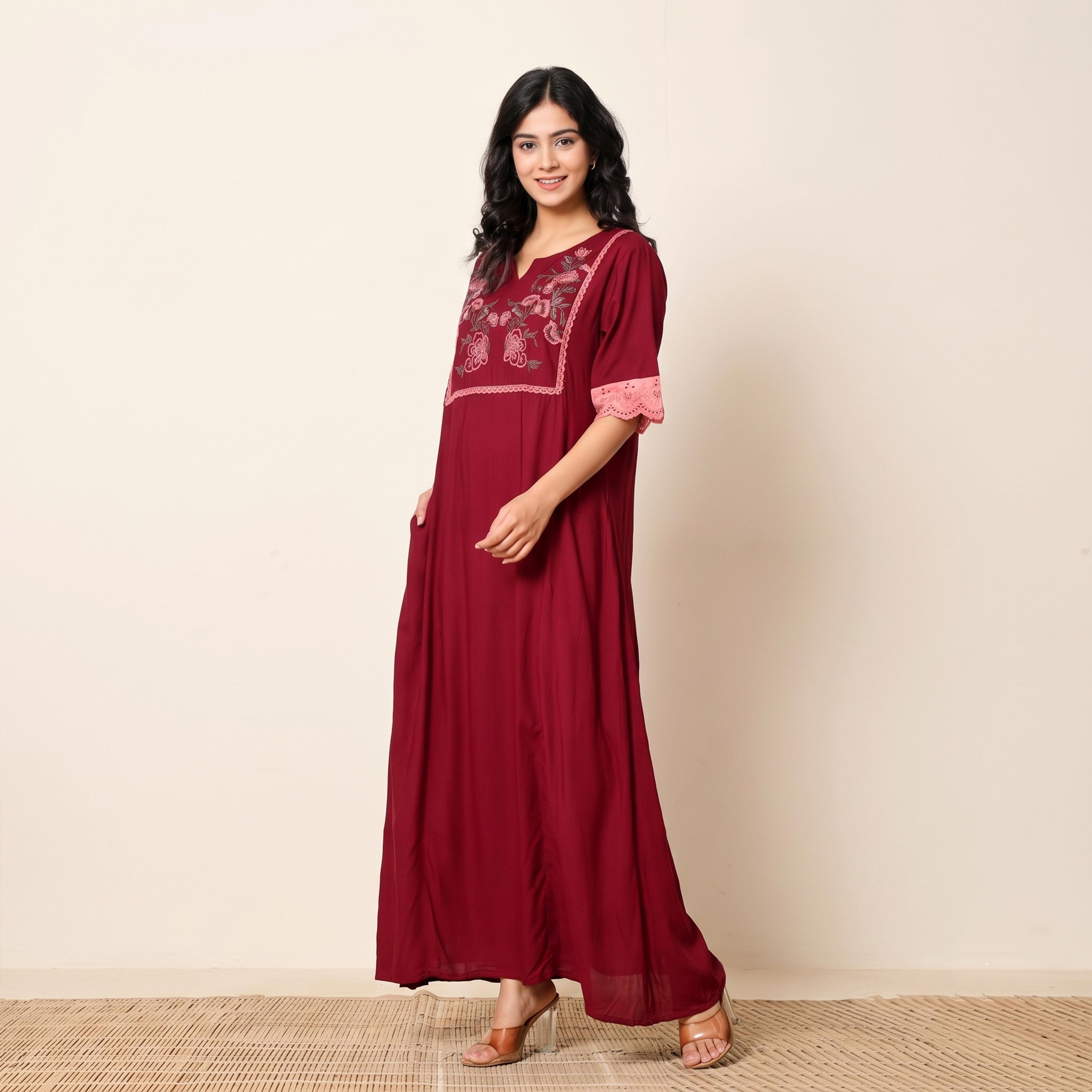 قميص نوم قطن بأكمام قصيرة ومطرز بأزهار بلون مارون-women-clothing-nightwear-nighties-image-2