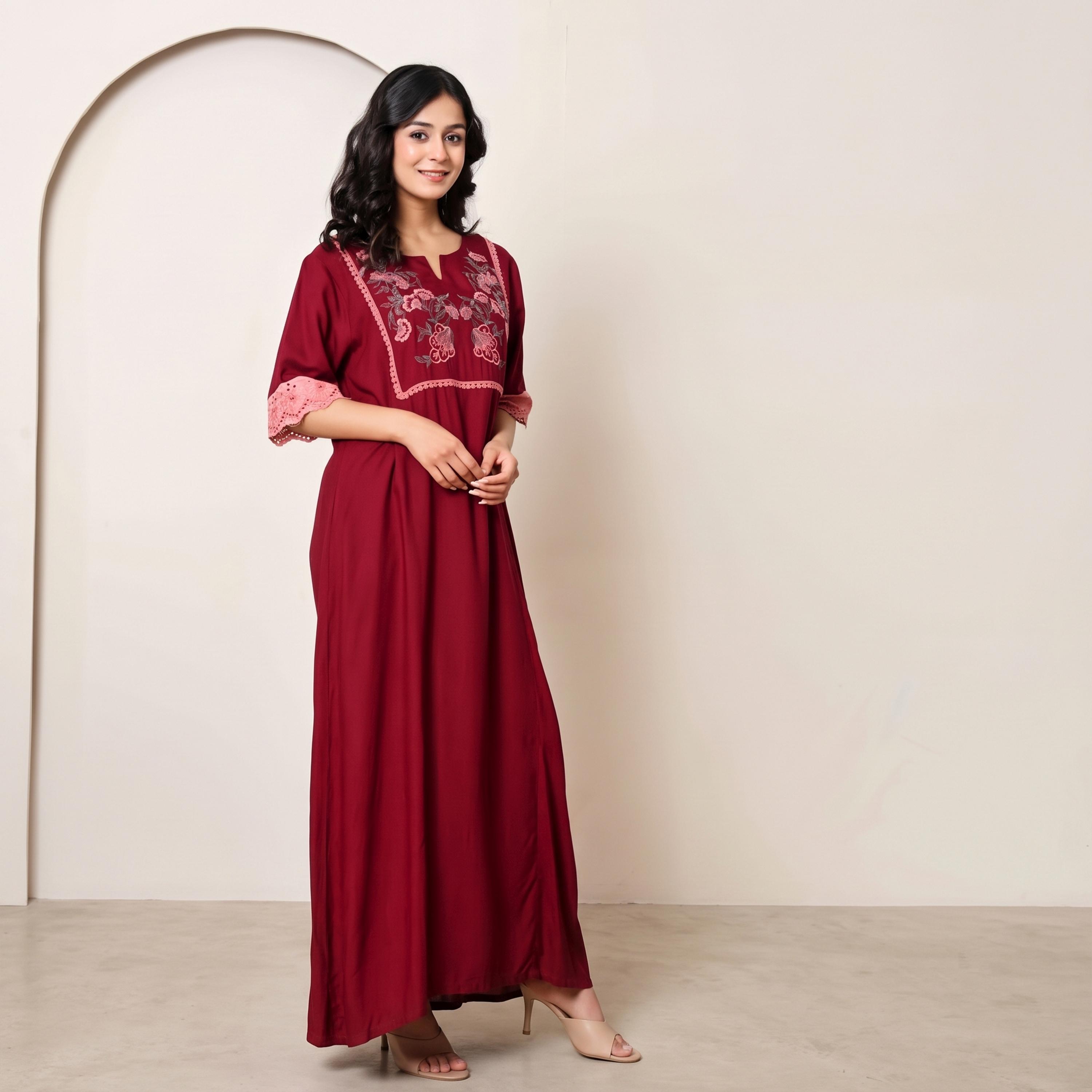 قميص نوم قطن بأكمام قصيرة ومطرز بأزهار بلون مارون-women-clothing-nightwear-nighties-image-3