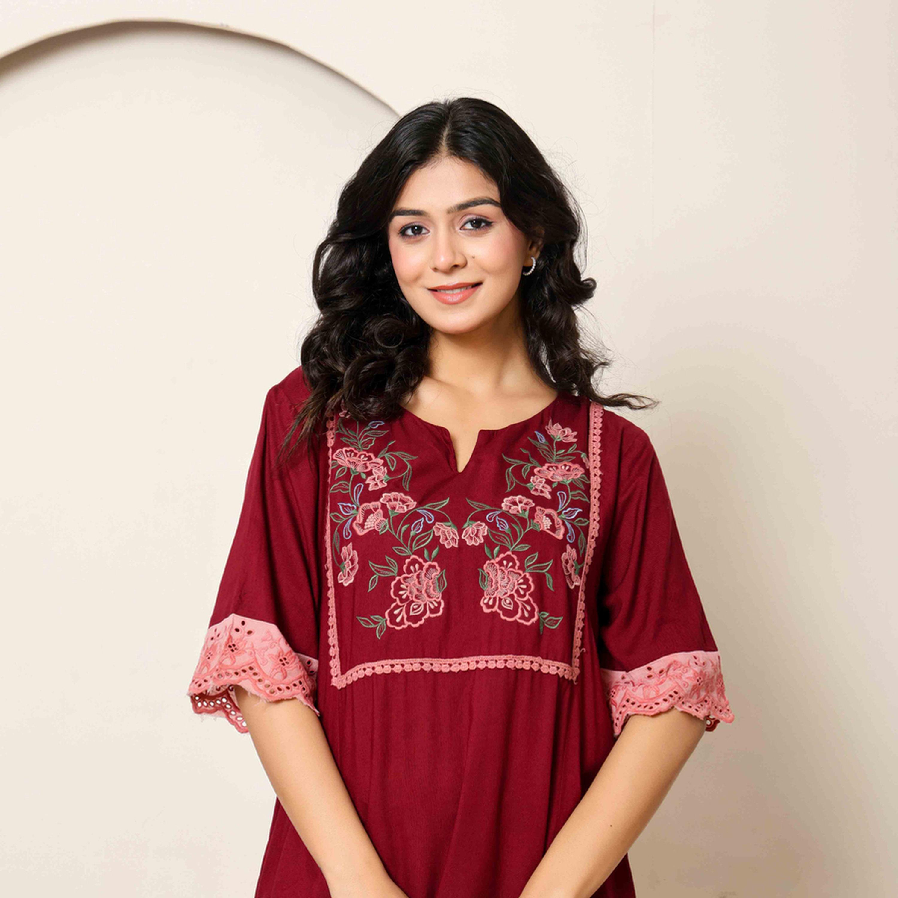 قميص نوم قطن بأكمام قصيرة ومطرز بأزهار بلون مارون-women-clothing-nightwear-nighties-image-4