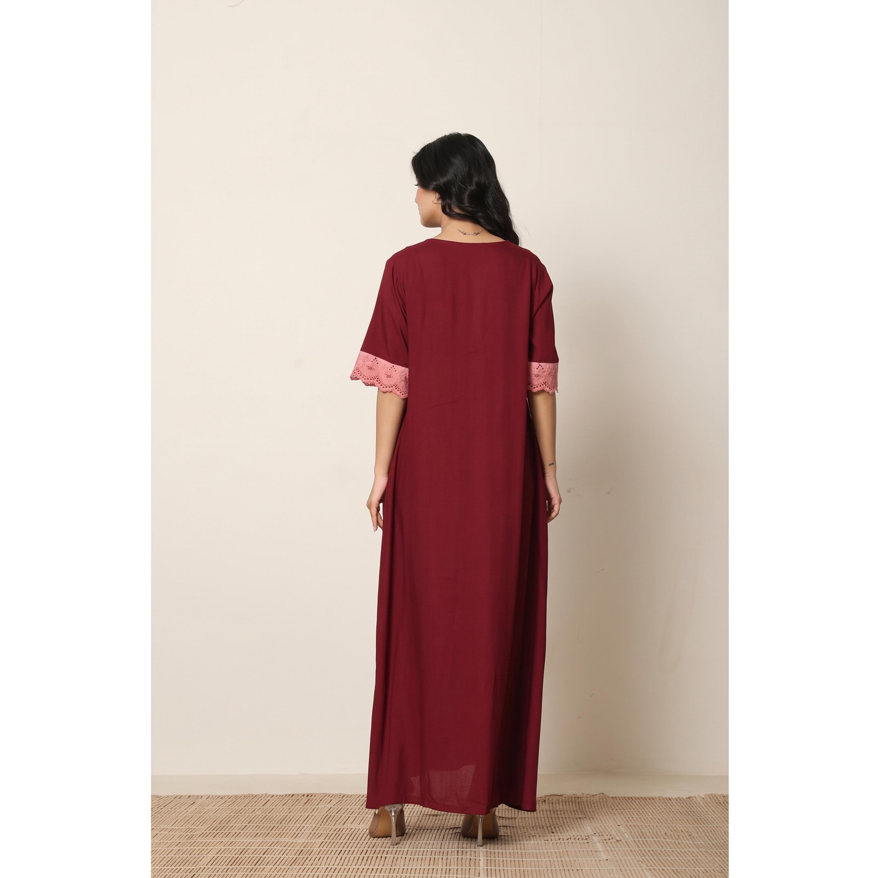 قميص نوم قطن بأكمام قصيرة ومطرز بأزهار بلون مارون-women-clothing-nightwear-nighties-image-5