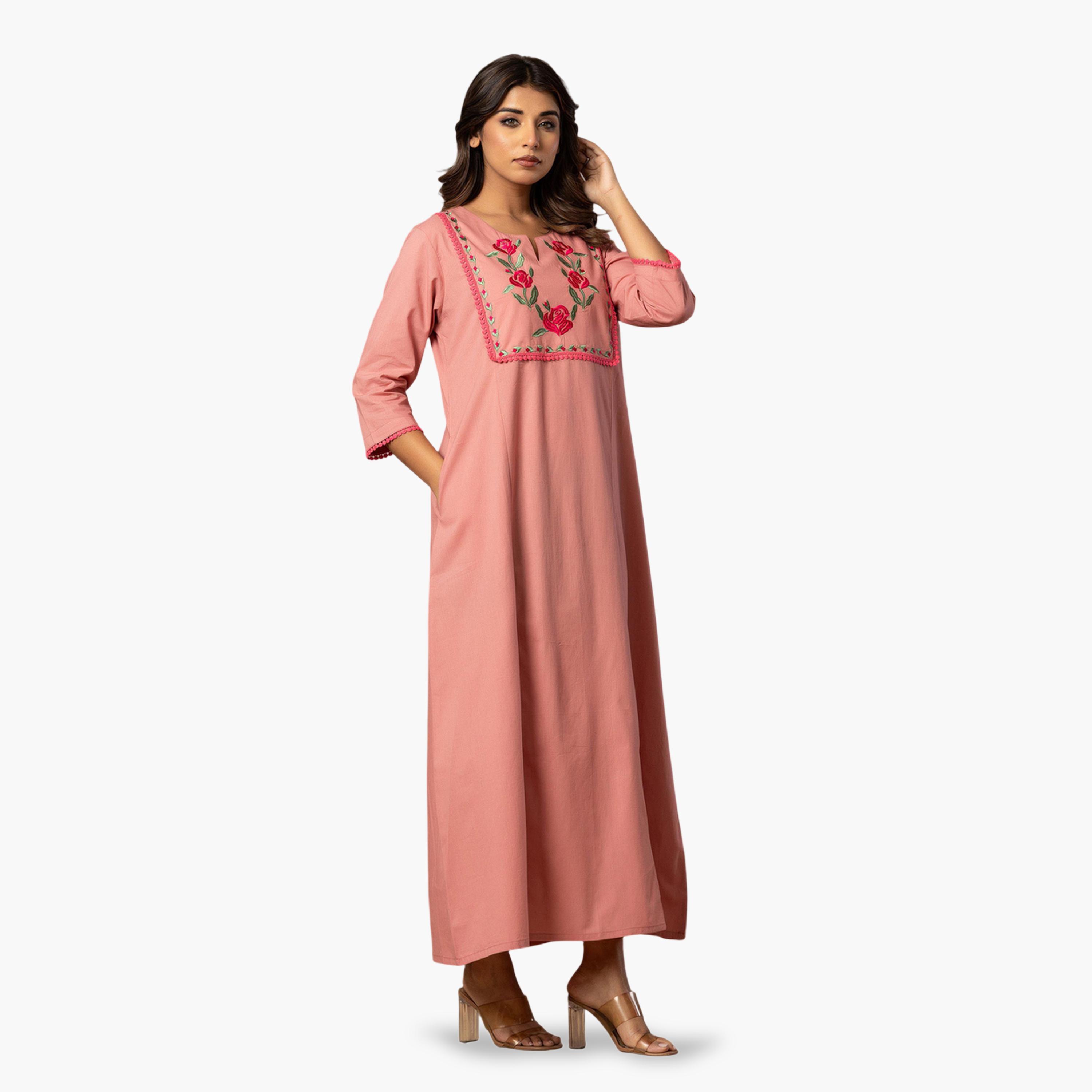 قميص نوم قطن بأكمام قصيرة ومطرز بأزهار بلون وردي-women-clothing-nightwear-nighties-image-2