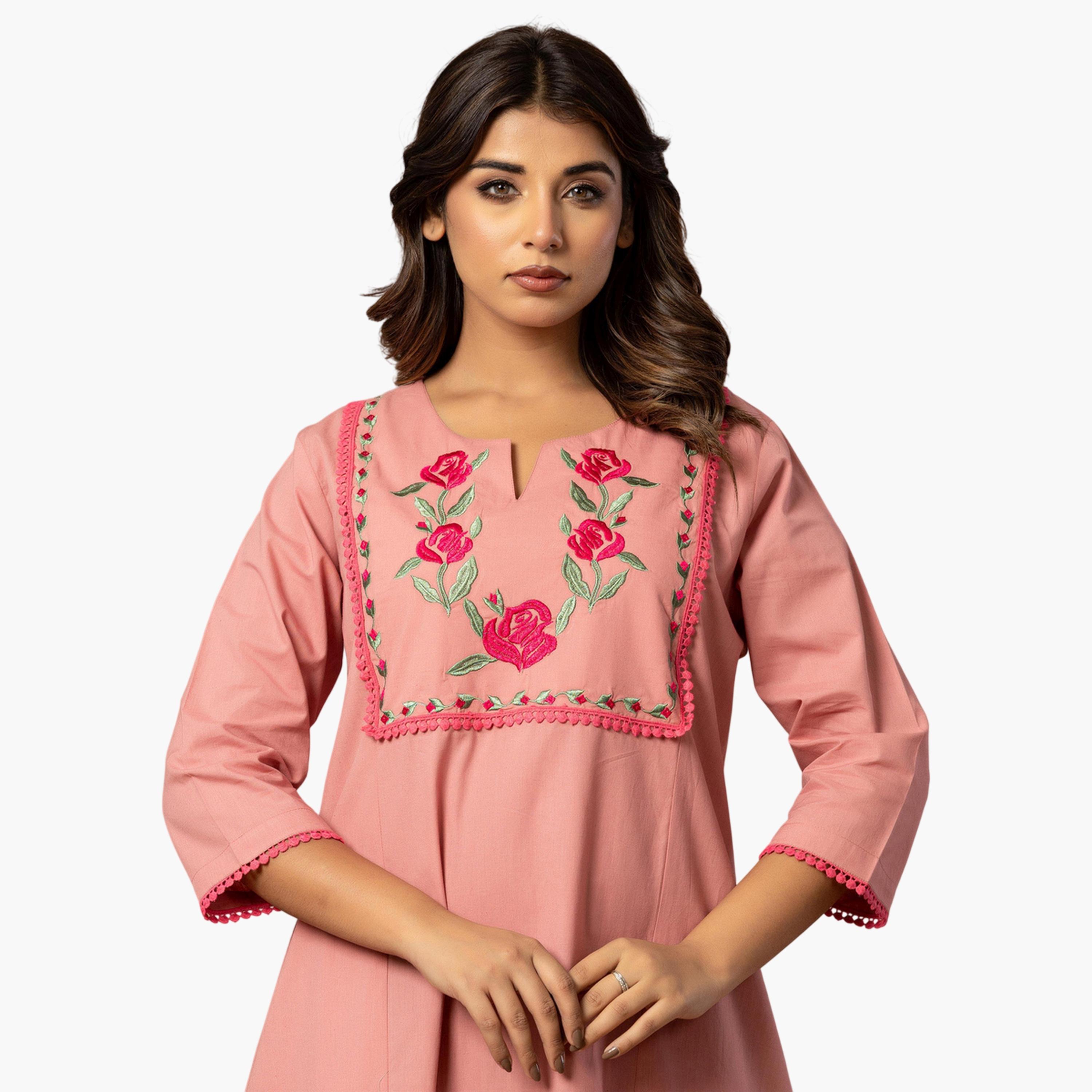 قميص نوم قطن بأكمام قصيرة ومطرز بأزهار بلون وردي-women-clothing-nightwear-nighties-image-4