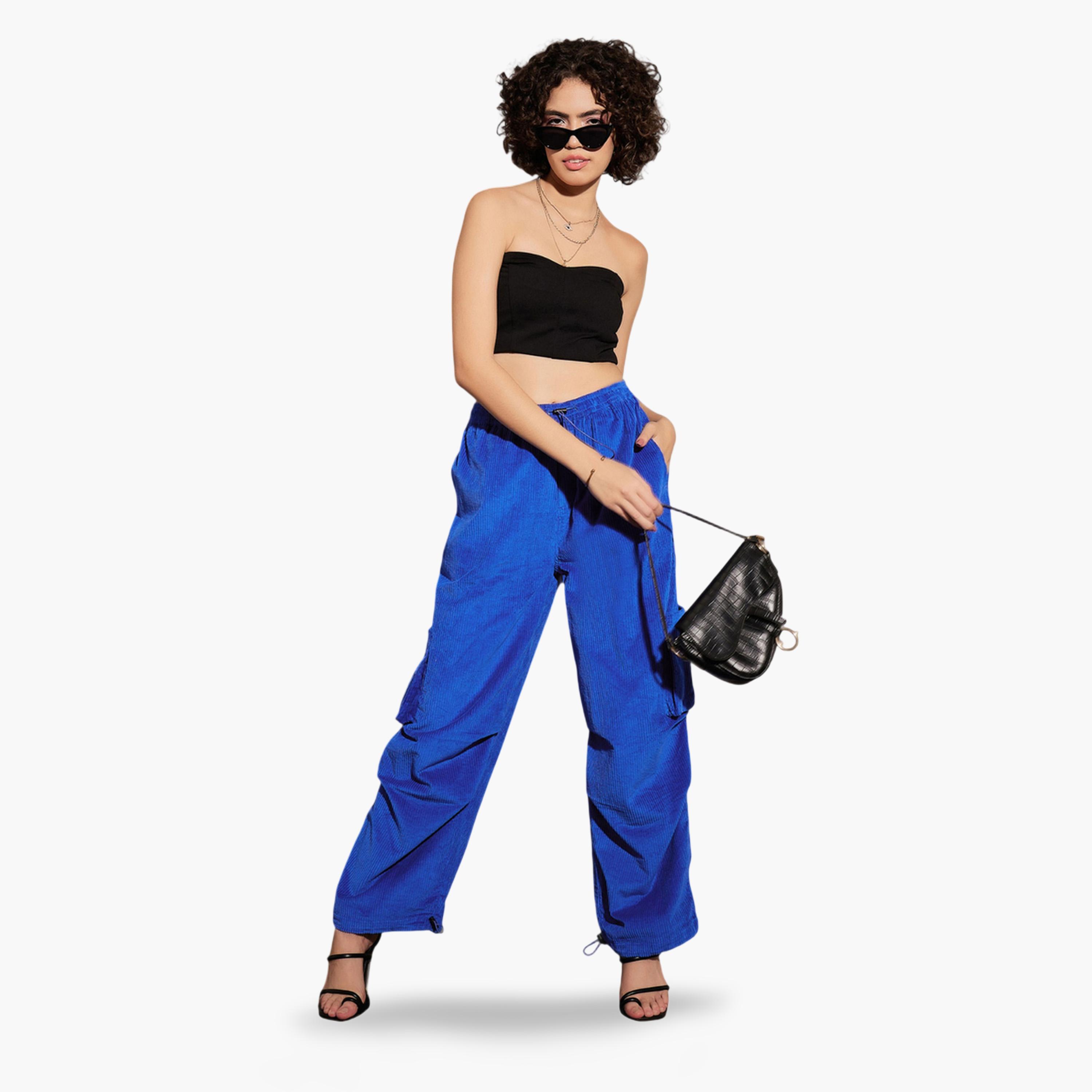 ساسافراس × ستايلي - بنطال كارغو من المخمل الأزرق-women-clothing-joggers-image-2