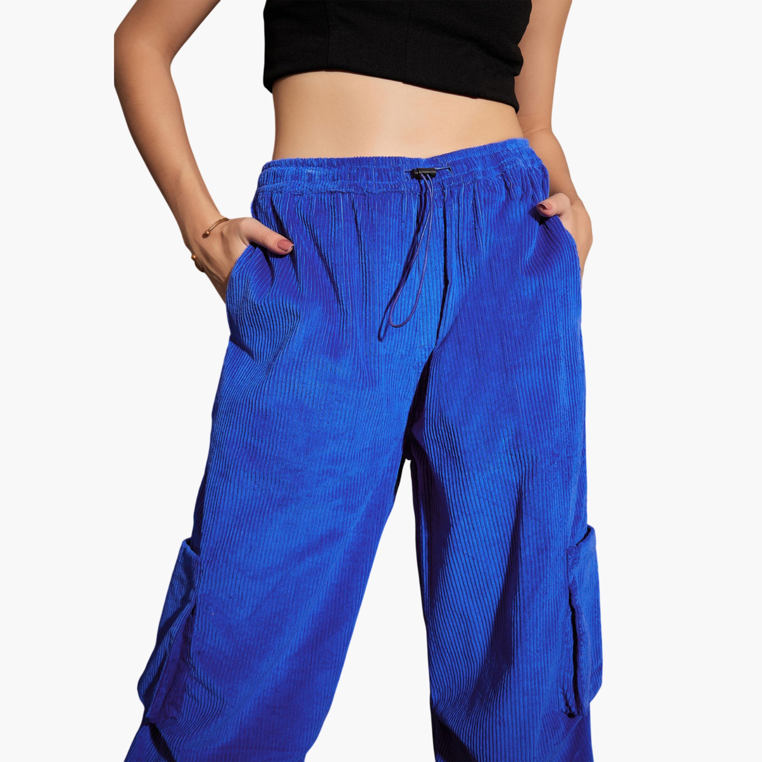 ساسافراس × ستايلي - بنطال كارغو من المخمل الأزرق-women-clothing-joggers-image-4