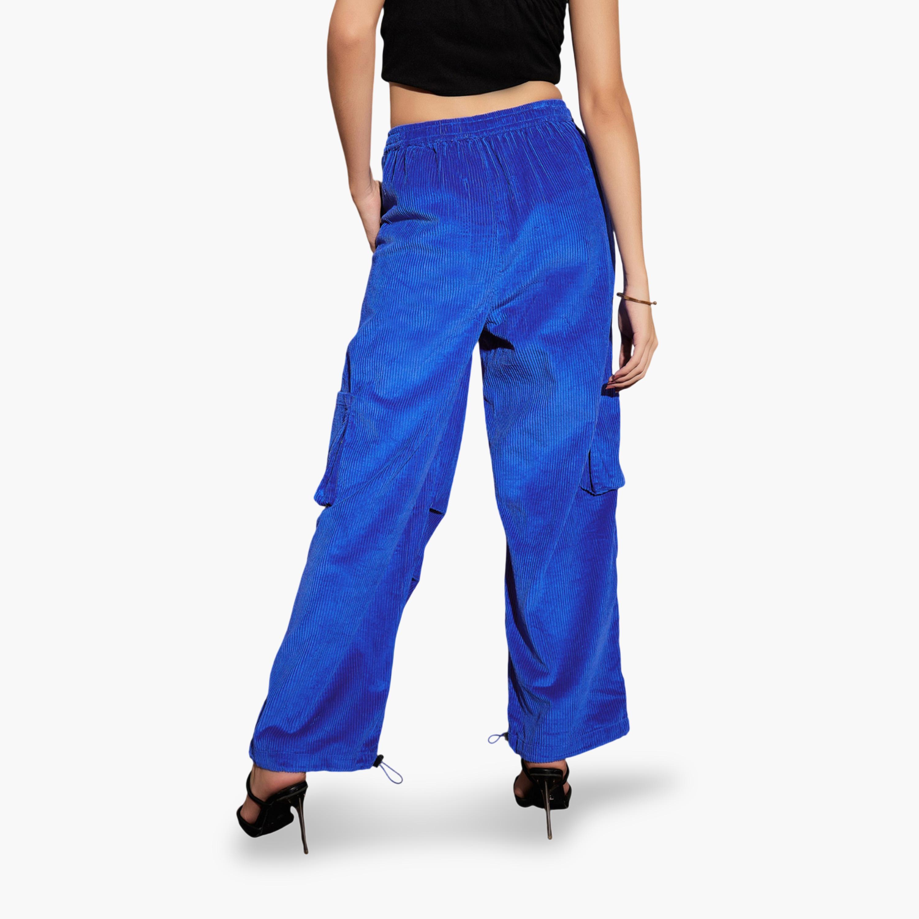 ساسافراس × ستايلي - بنطال كارغو من المخمل الأزرق-women-clothing-joggers-image-5