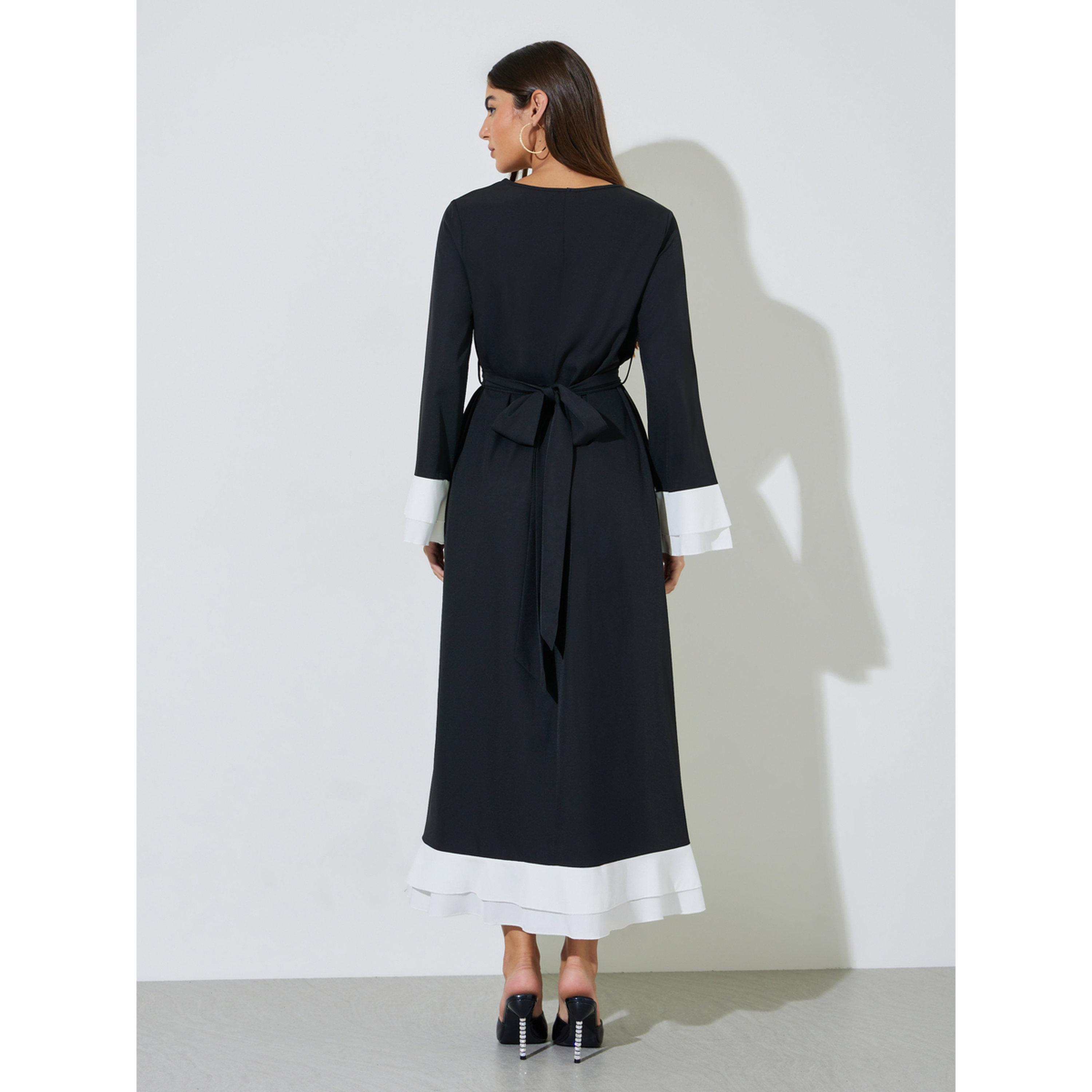 فستان طويل أسود سادة وأربطة على الخصر مع أطراف متباينة-women-arabicclothing-dresses-image-4