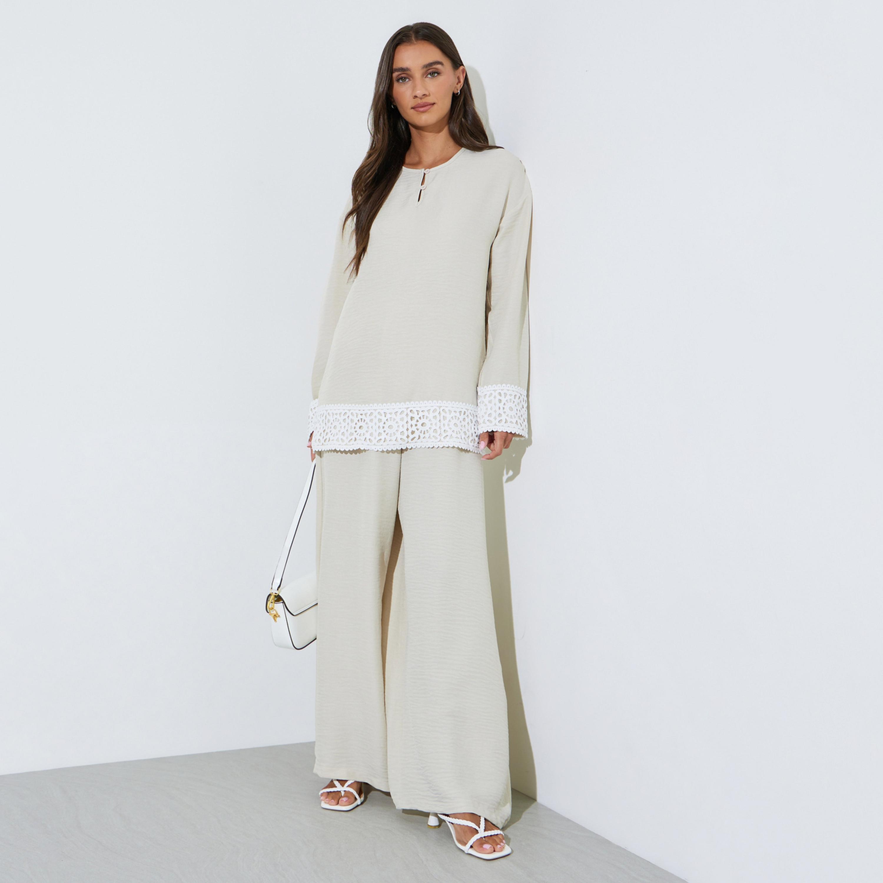 طقم منسق من بنطال بأرجل واسعة وبلوزة سادة بحواف دانتيل باللون البيج-women-clothing-coordsets-image-1