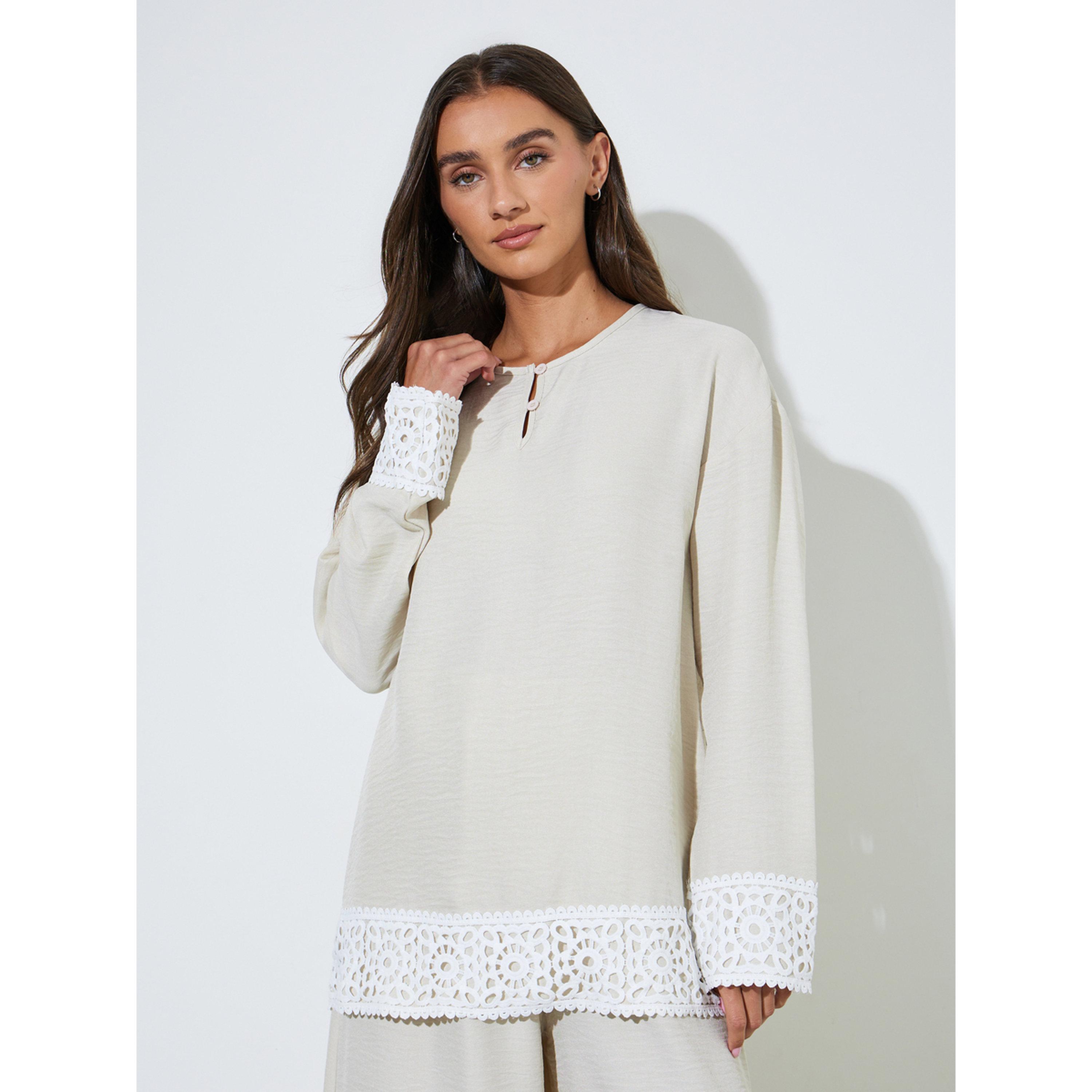 طقم منسق من بنطال بأرجل واسعة وبلوزة سادة بحواف دانتيل باللون البيج-women-clothing-coordsets-image-2