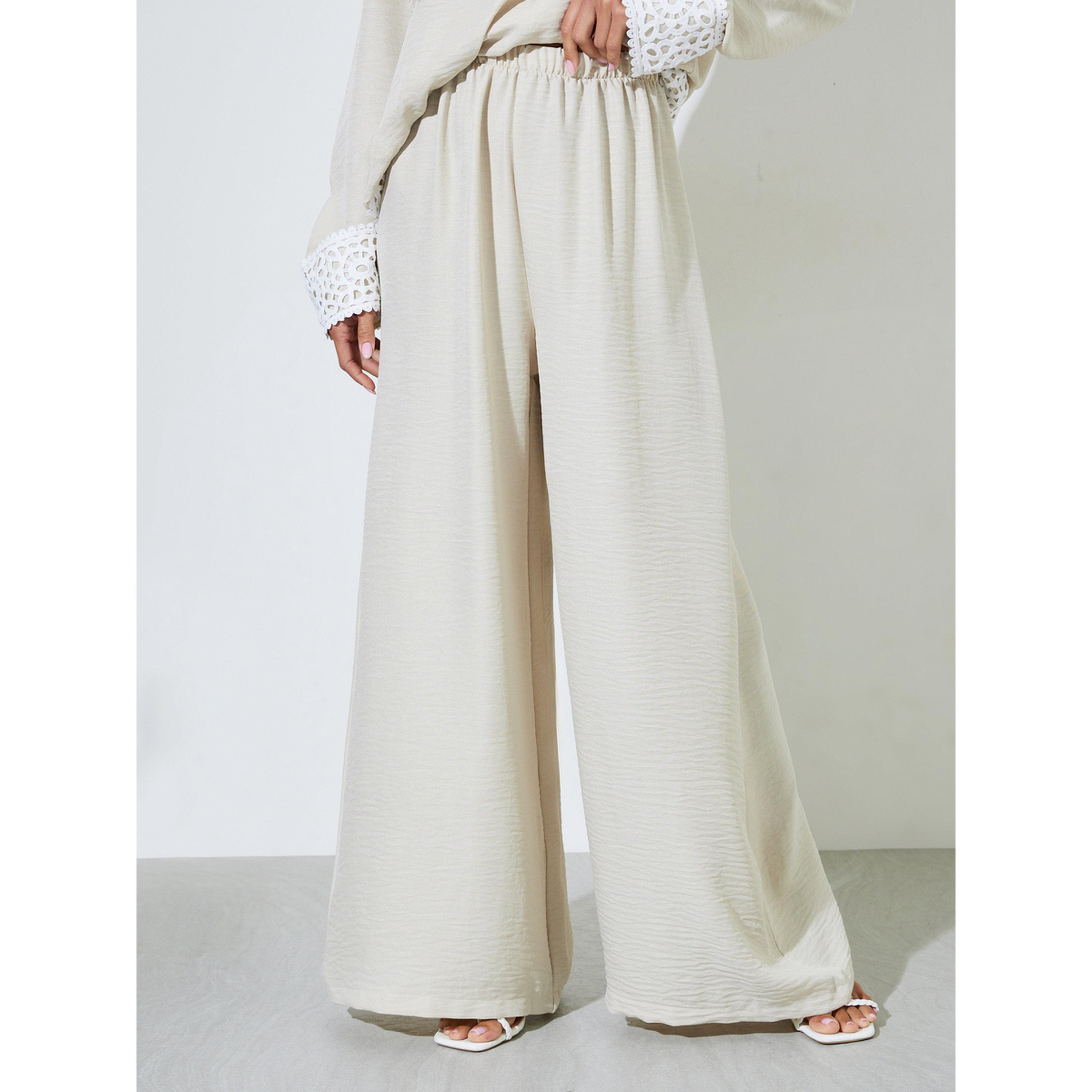 طقم منسق من بنطال بأرجل واسعة وبلوزة سادة بحواف دانتيل باللون البيج-women-clothing-coordsets-image-4