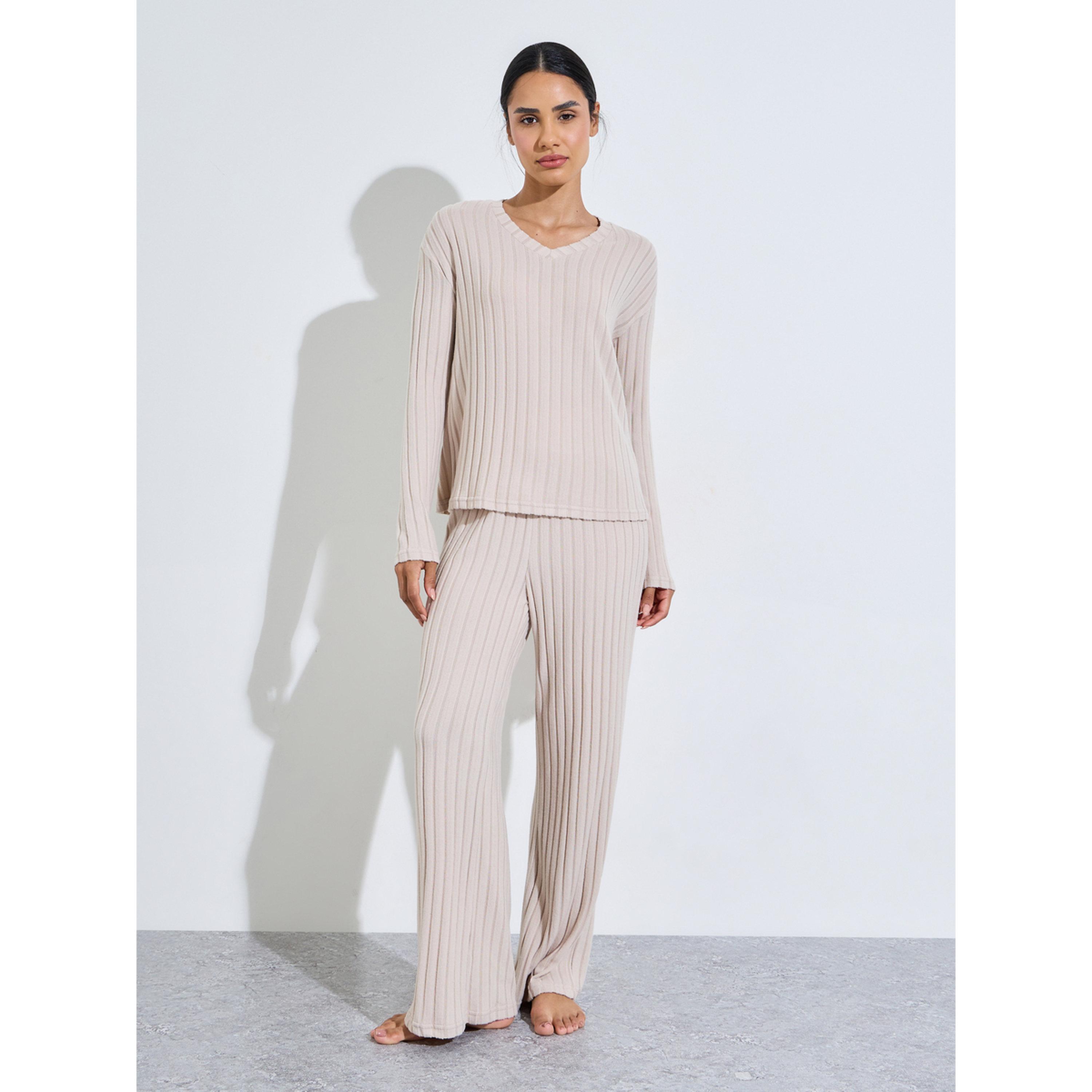 طقم بيجاما من بنطال بأرجل مستقيمة وتيشيرت محبوك بتفاصيل مضلعة بيج-women-clothing-nightwear-pyjamas-longsets-image-1