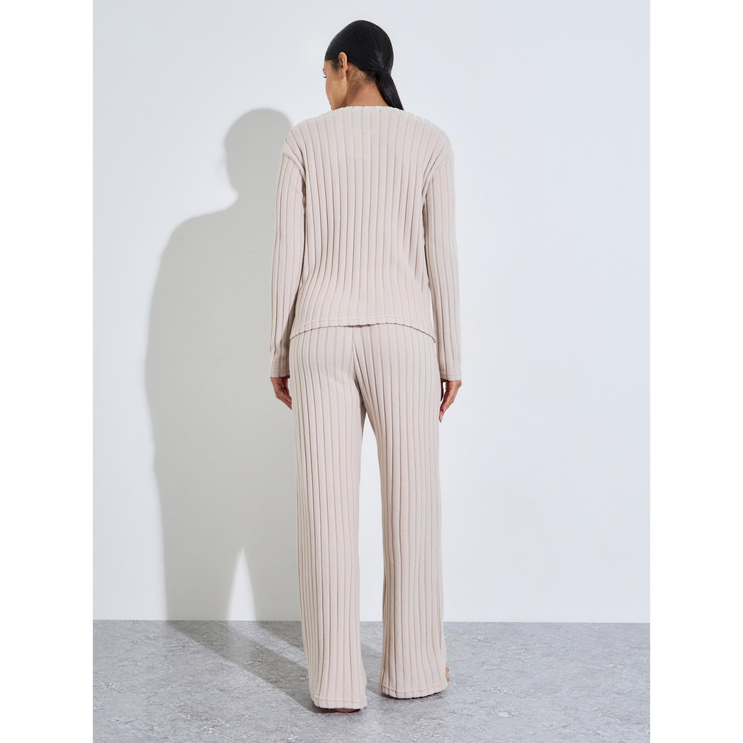 طقم بيجاما من بنطال بأرجل مستقيمة وتيشيرت محبوك بتفاصيل مضلعة بيج-women-clothing-nightwear-pyjamas-longsets-image-2
