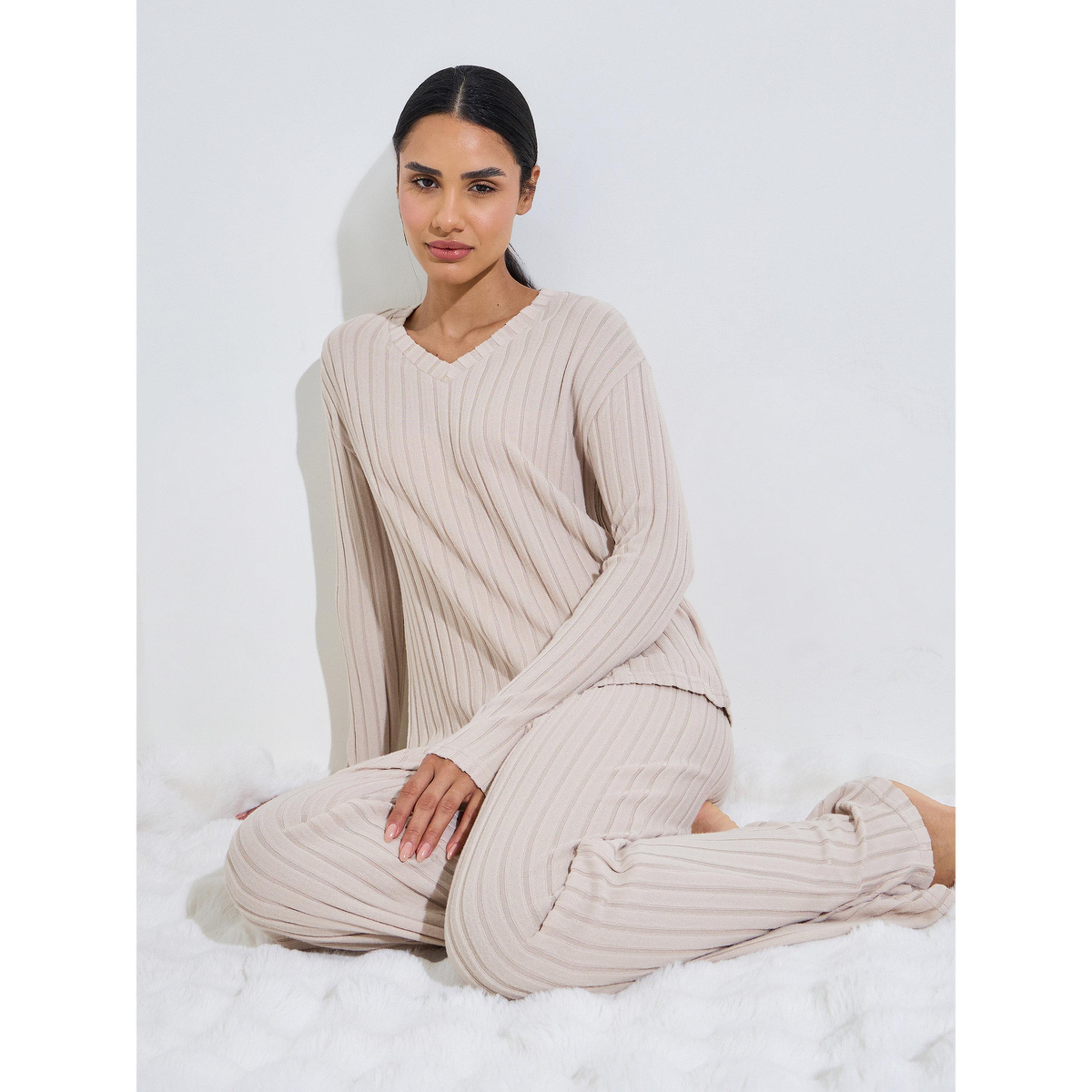 طقم بيجاما من بنطال بأرجل مستقيمة وتيشيرت محبوك بتفاصيل مضلعة بيج-women-clothing-nightwear-pyjamas-longsets-image-4