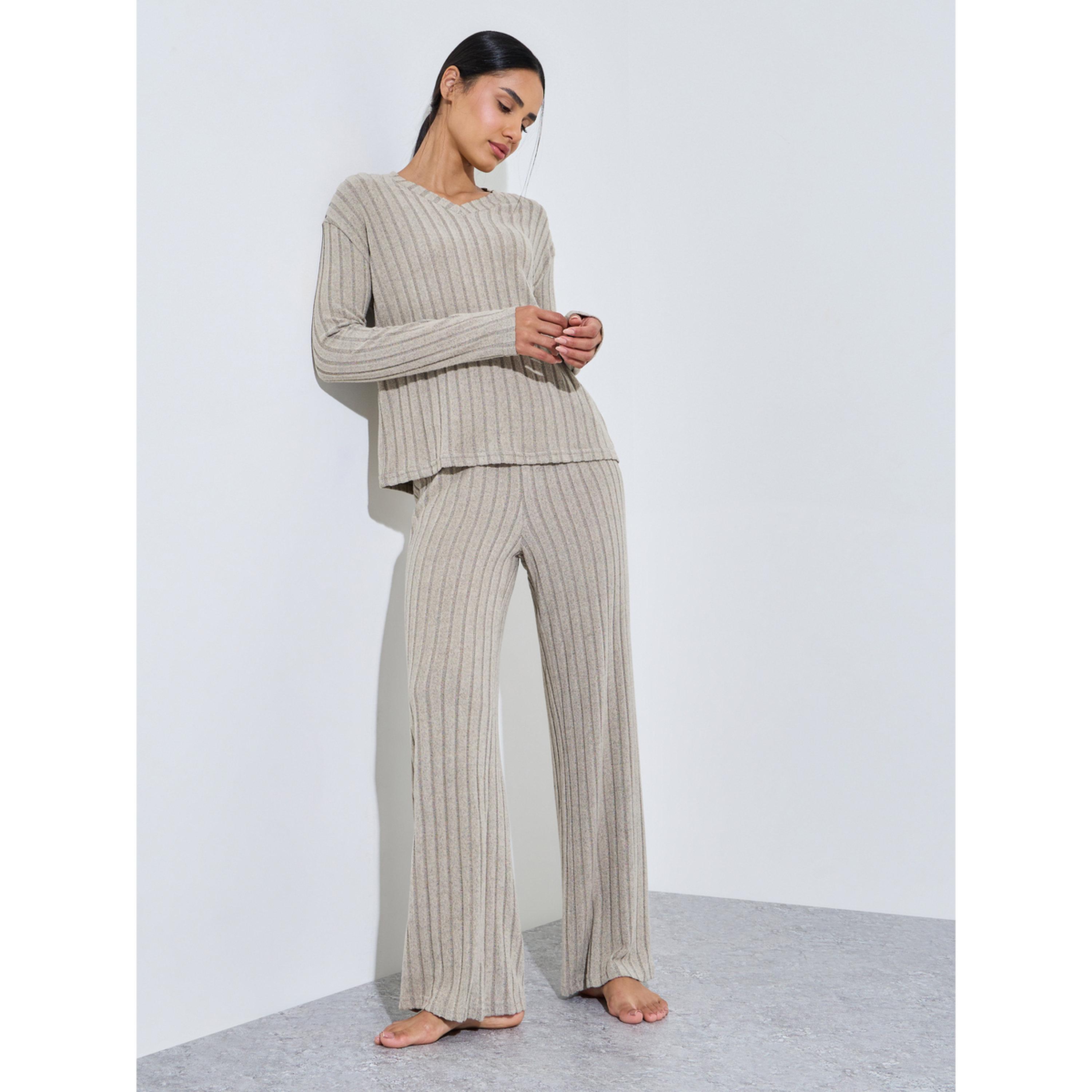 طقم بيجاما من بنطال بأرجل مستقيمة وتيشيرت محبوك بتفاصيل مضلعة بني-women-clothing-nightwear-pyjamas-longsets-image-1