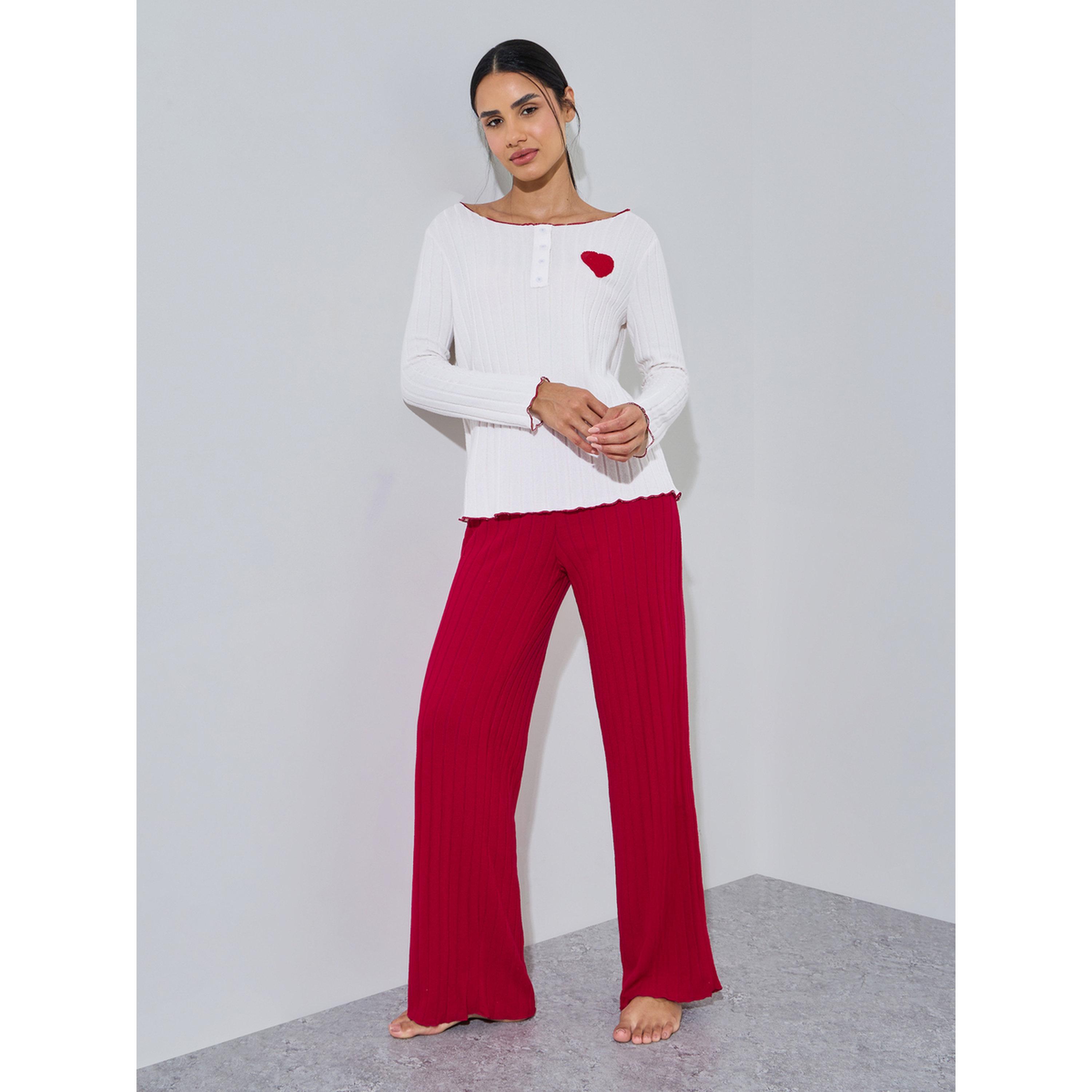 طقم بيجاما من بنطال سادة وبلوزة بياقة قارب بتفاصيل مضلعة وطبعة قلوب بورجوندي-women-clothing-nightwear-pyjamas-longsets-image-1