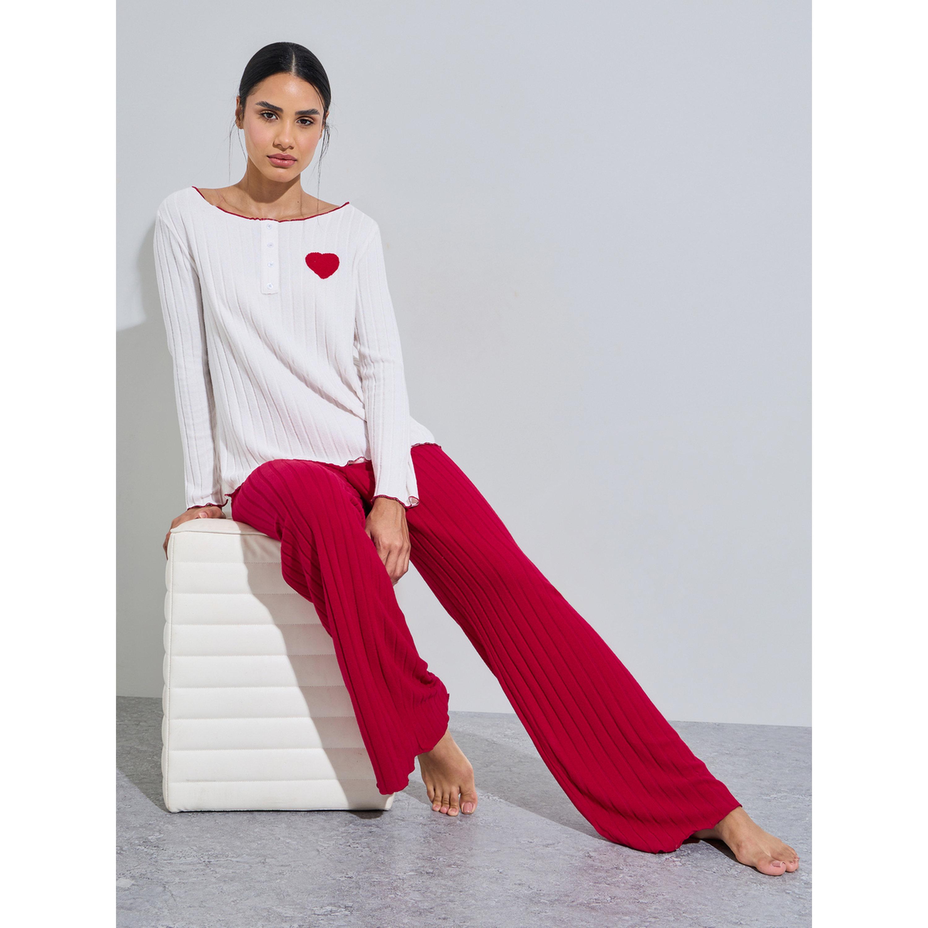 طقم بيجاما من بنطال سادة وبلوزة بياقة قارب بتفاصيل مضلعة وطبعة قلوب بورجوندي-women-clothing-nightwear-pyjamas-longsets-image-4