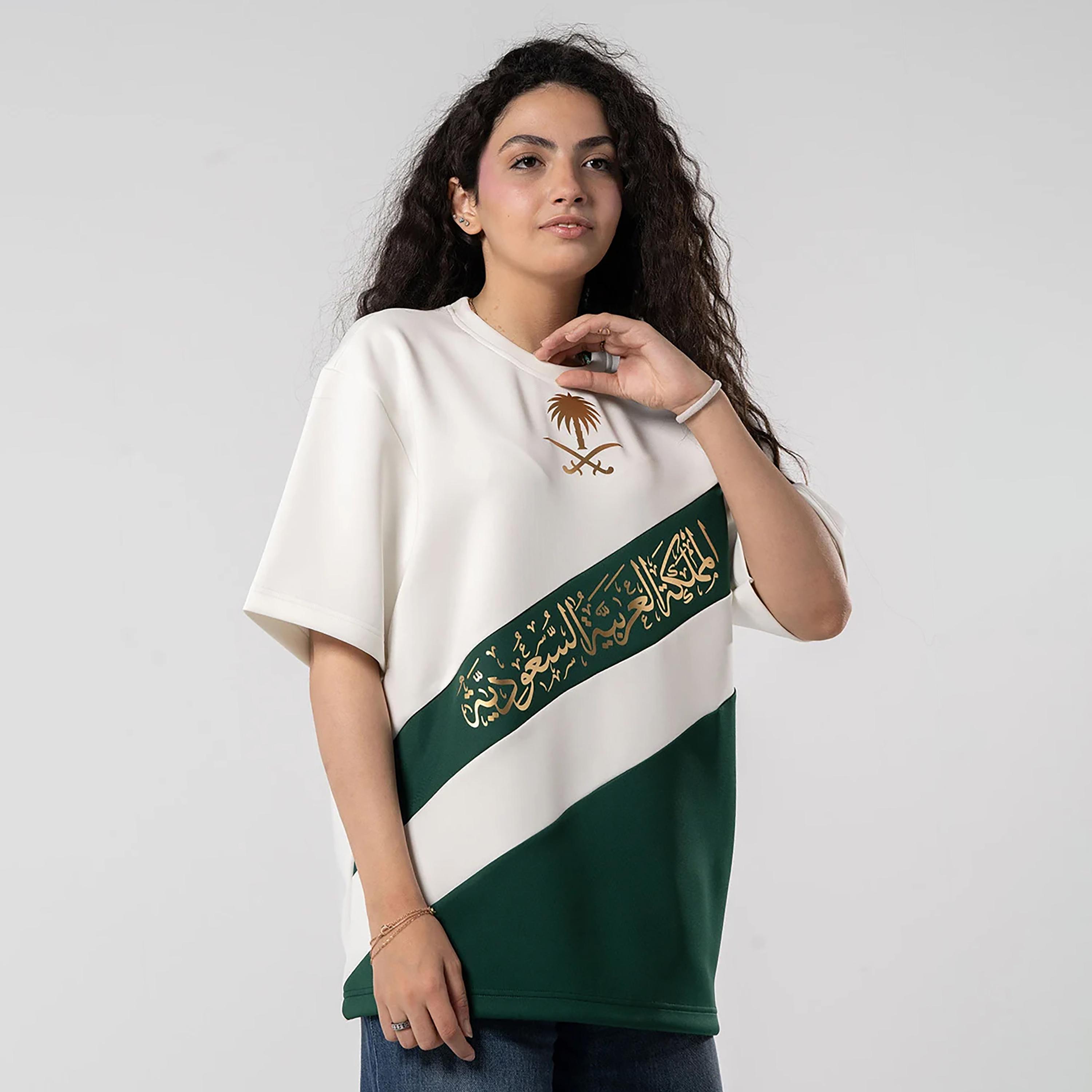 تي شيرت نسائي من sanefn بطبعة شريط مائل وبياقة دائرية وأكمام قصيرة لليوم الوطني السعودي-women-clothing-tshirts-image-1